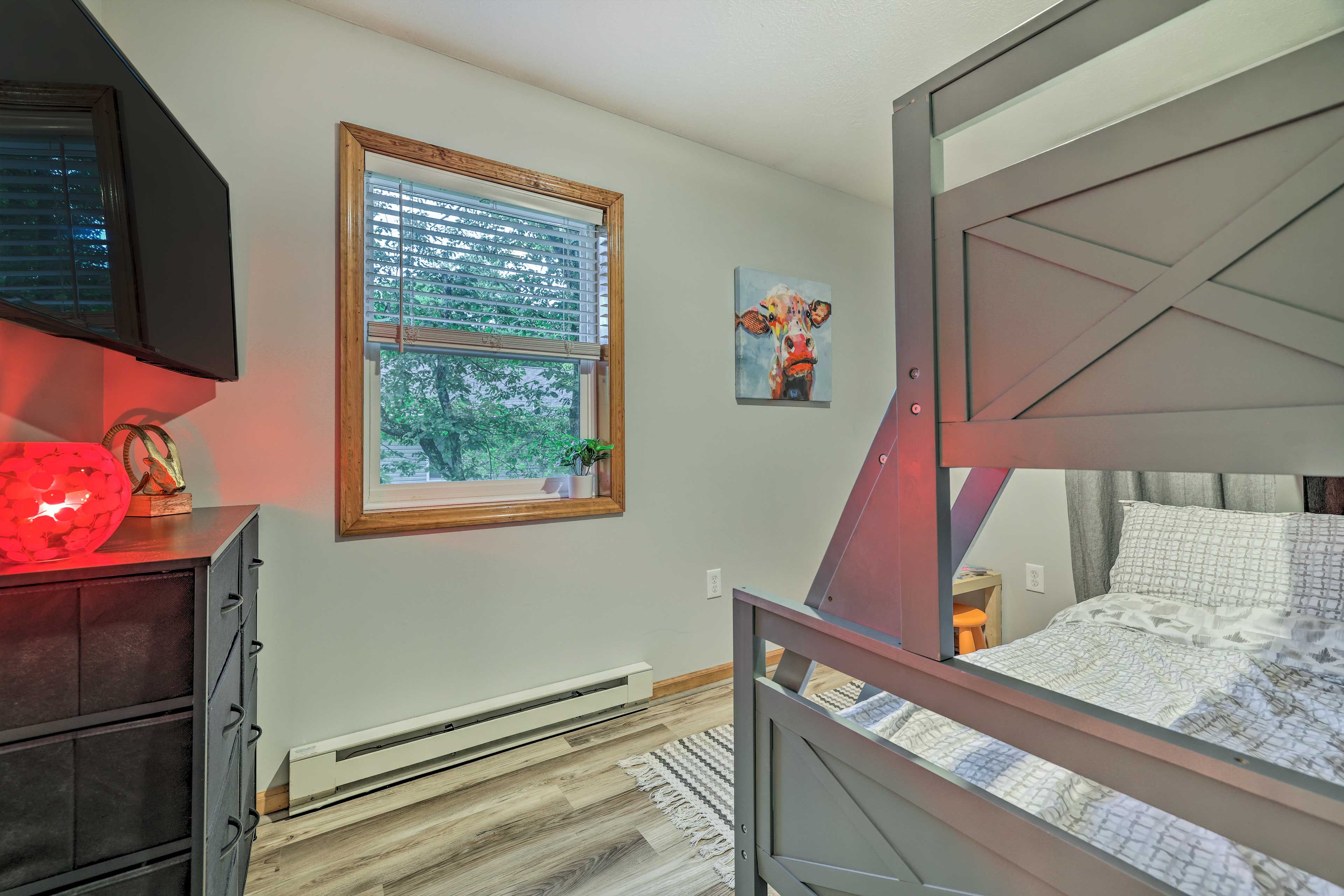 Bedroom 3 | Twin/Full Bunk Bed