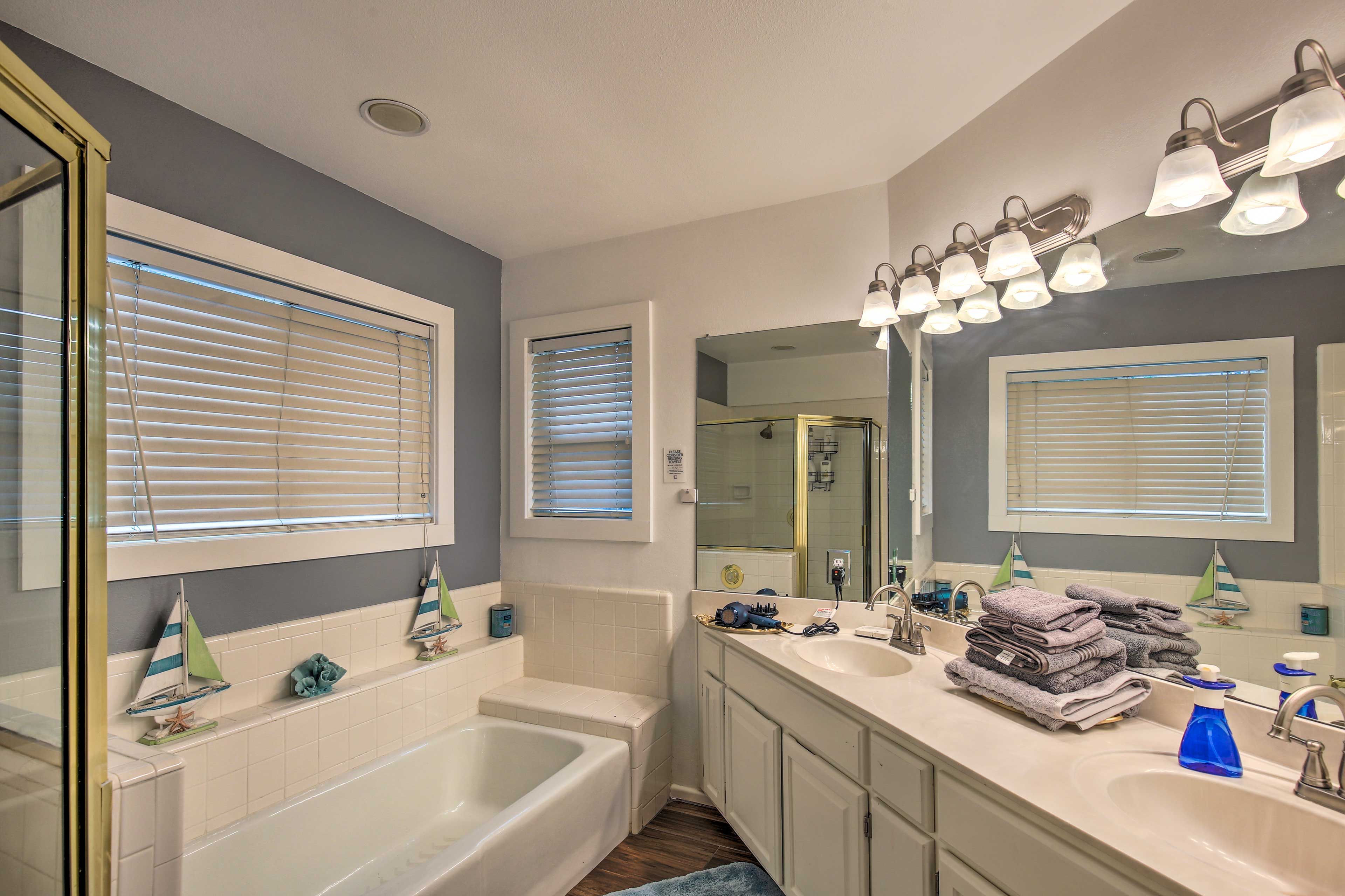 Full Bathroom | Towels Provided | Complimentary Toiletries