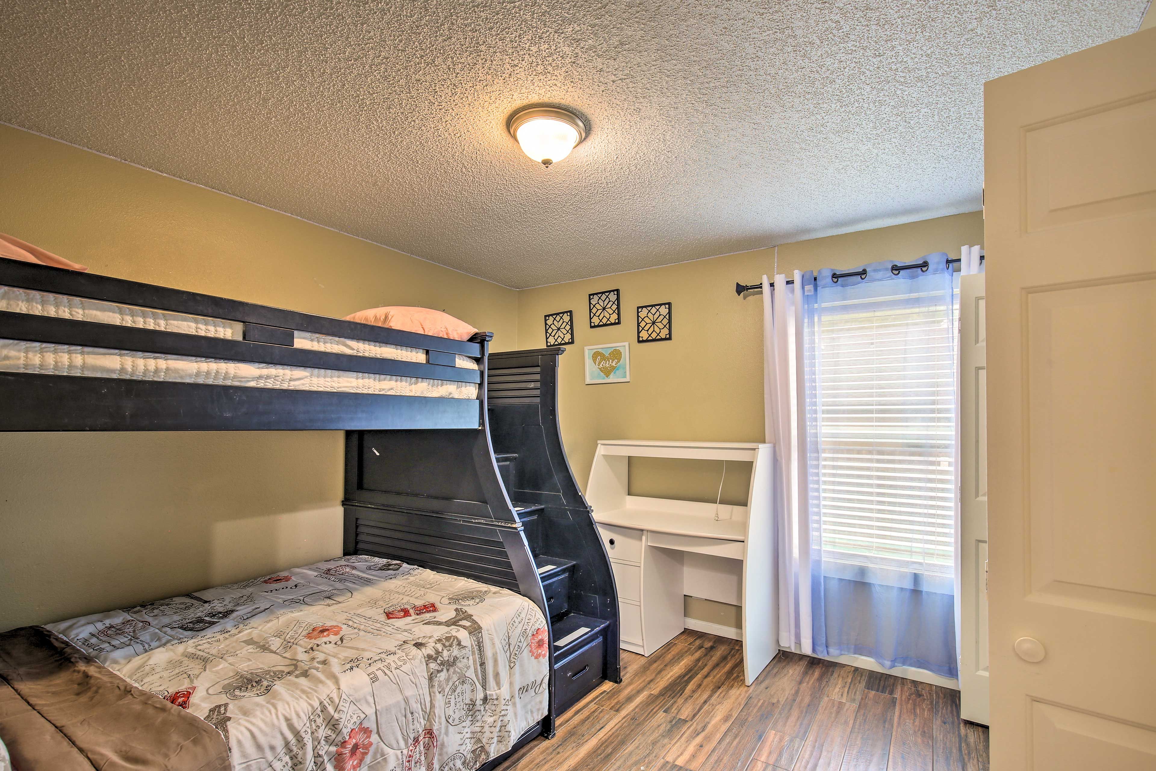 Bedroom 3 | Twin/Full Bunk Bed
