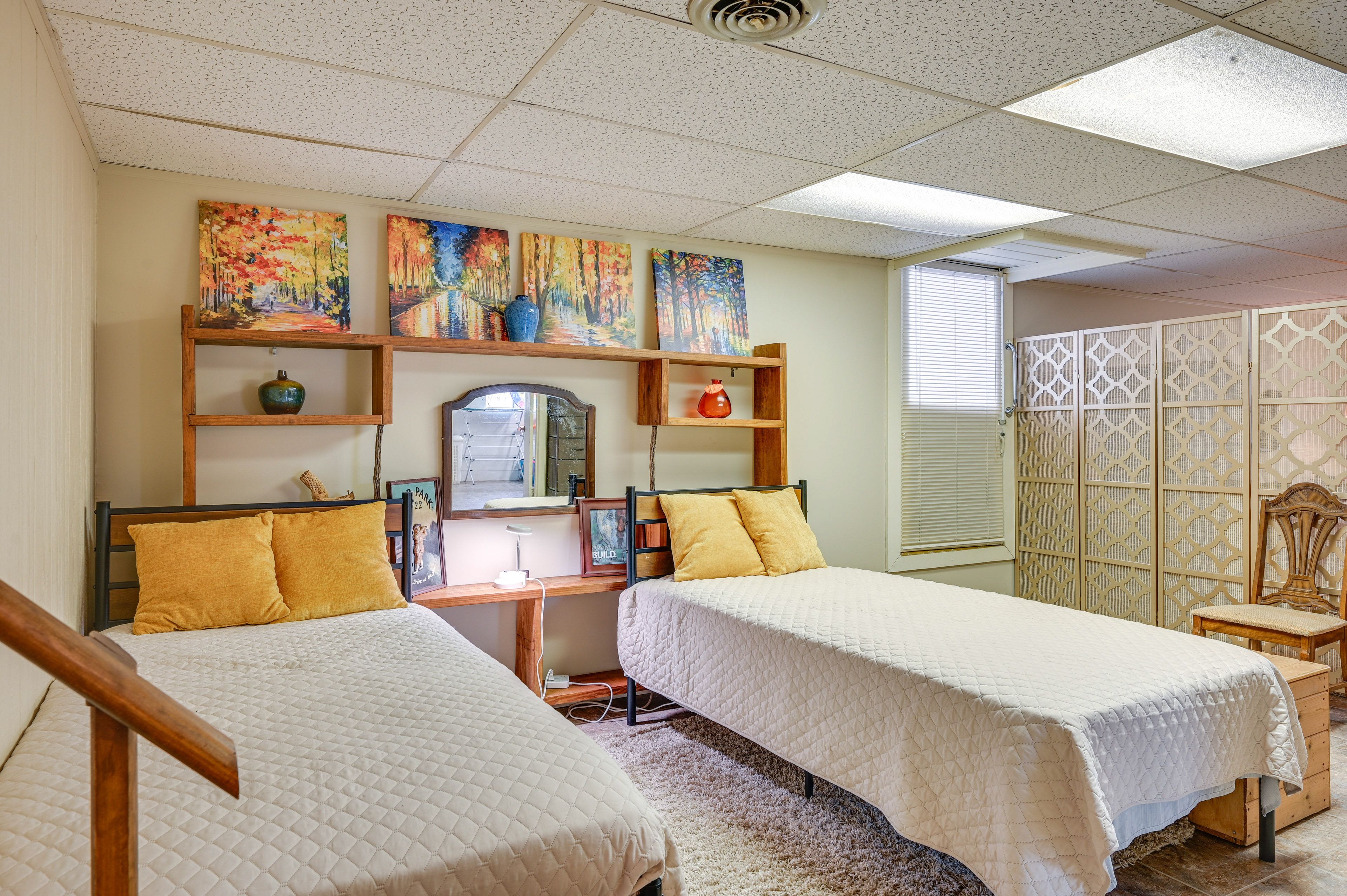Bonus Room | Queen Bed | 2 Twin Daybeds | Basement