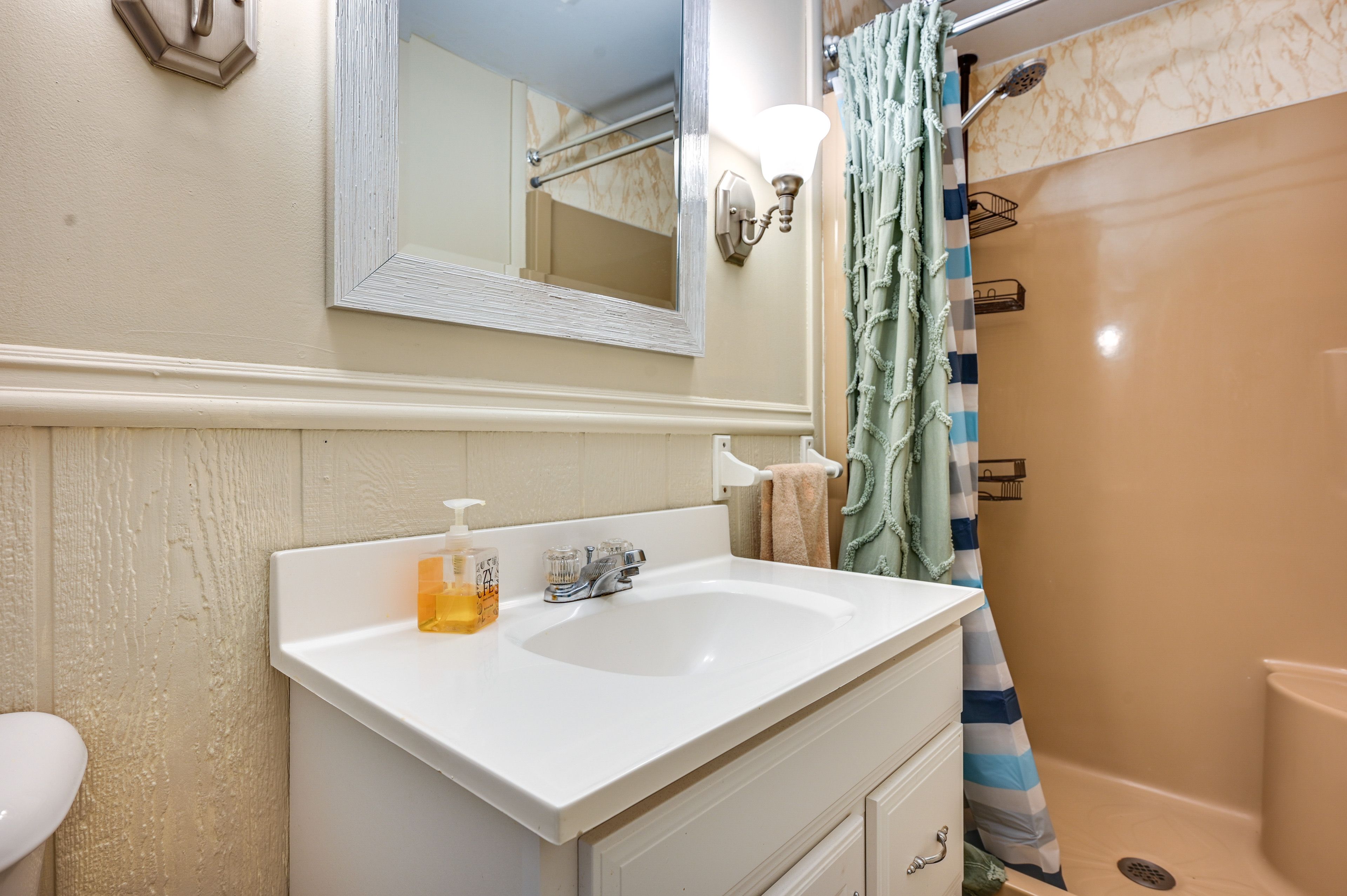 Full Bathroom | Basement | Complimentary Toiletries | Hair Dryer