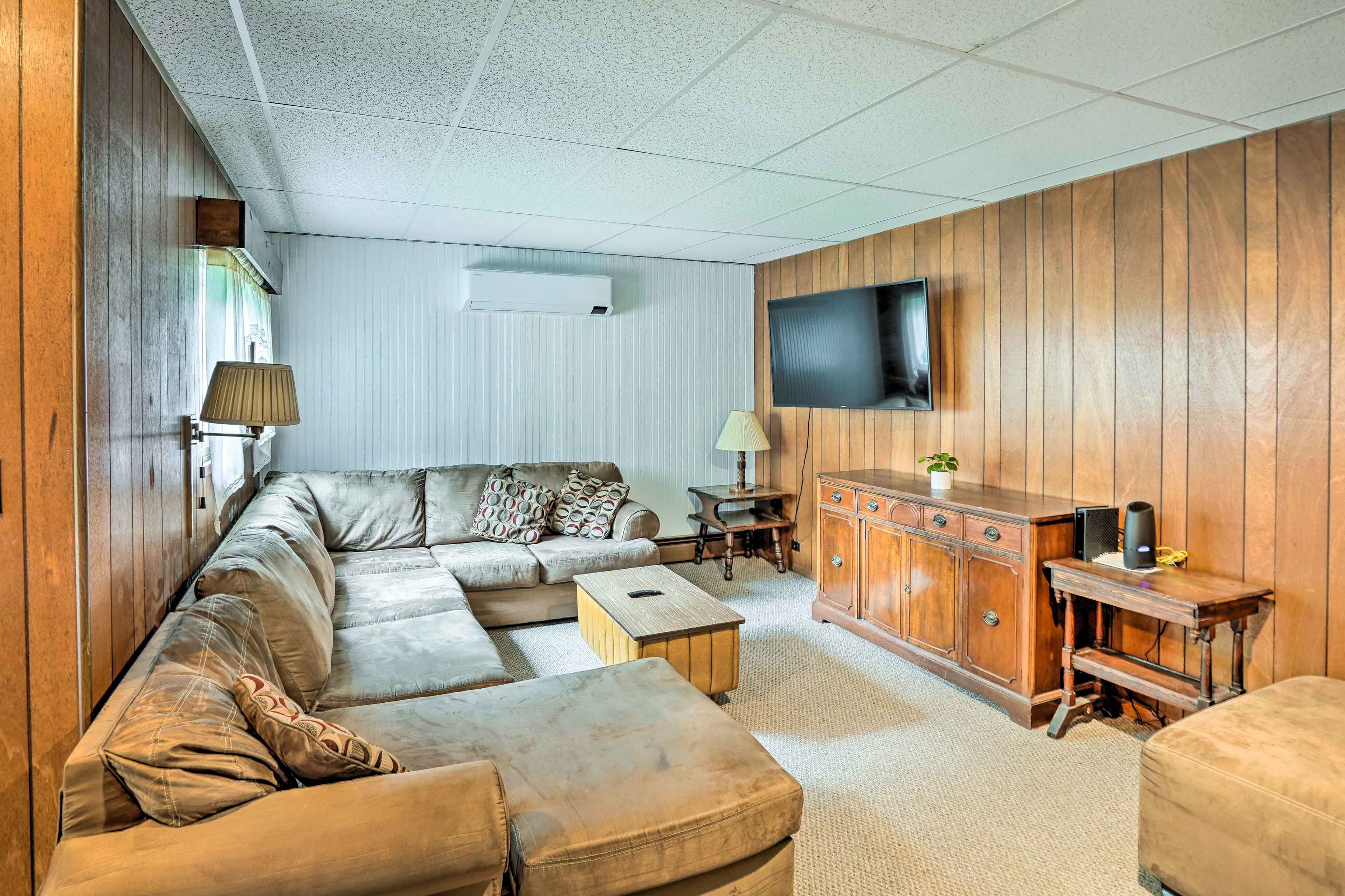 Living Room | Smart TV | Free WiFi | Wall A/C Units