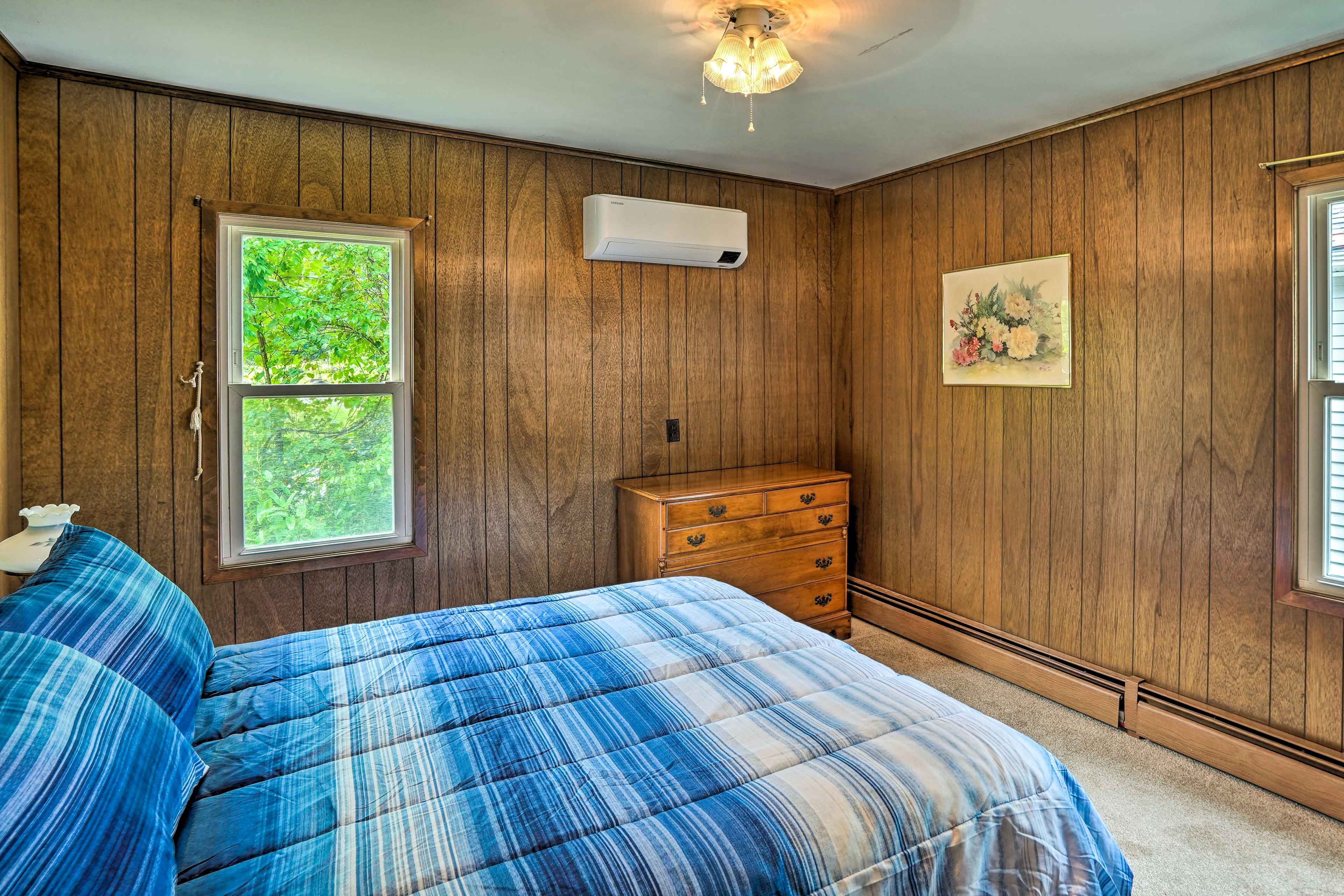 Bedroom 1 | Queen Bed