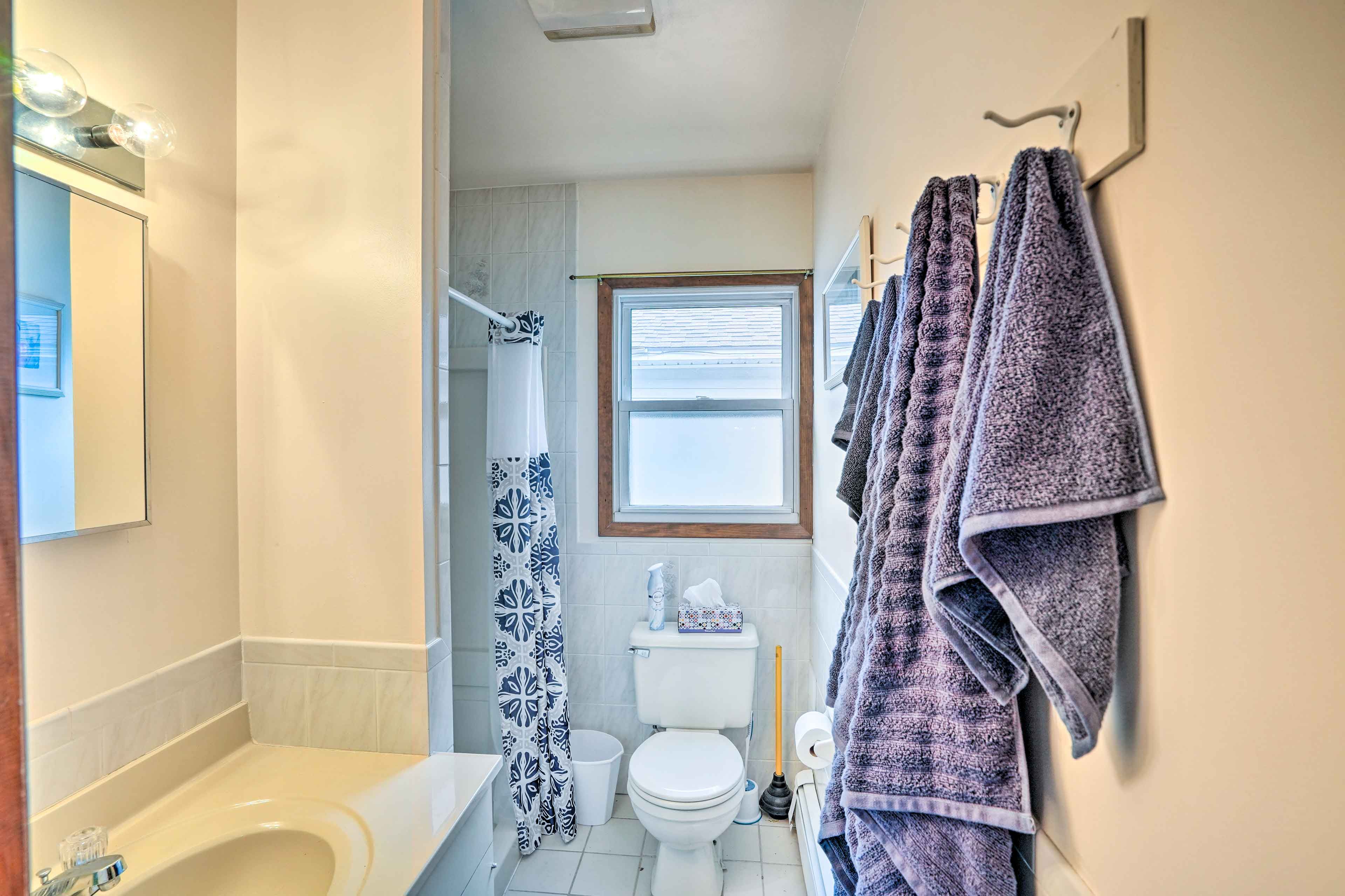 Full Bathroom | Complimentary Toiletries