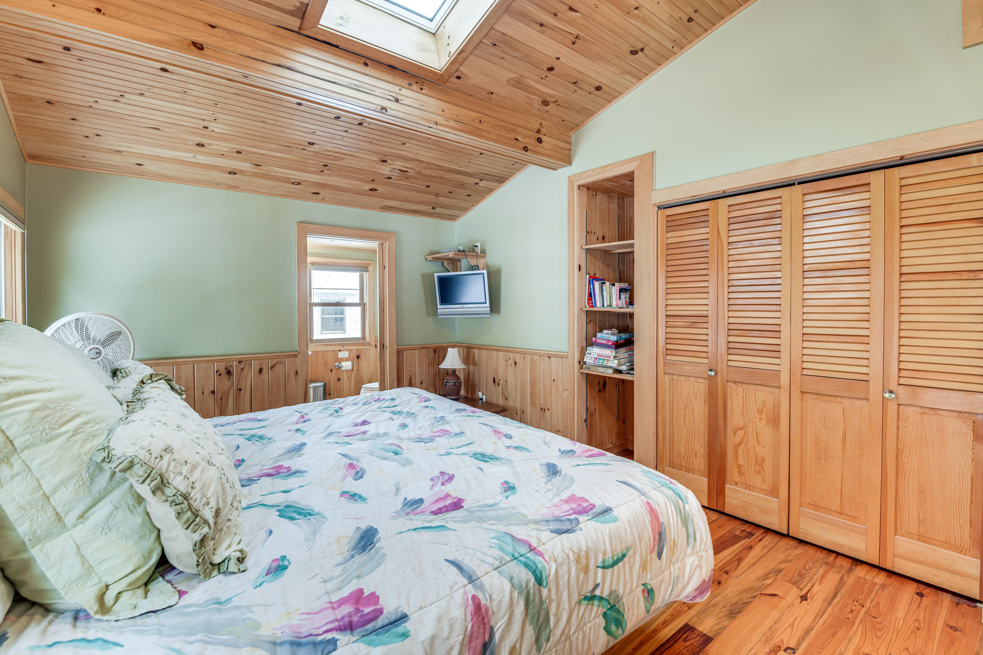 Bedroom 1 | King Bed | En-Suite Bathroom | Flat-Screen TV | Books
