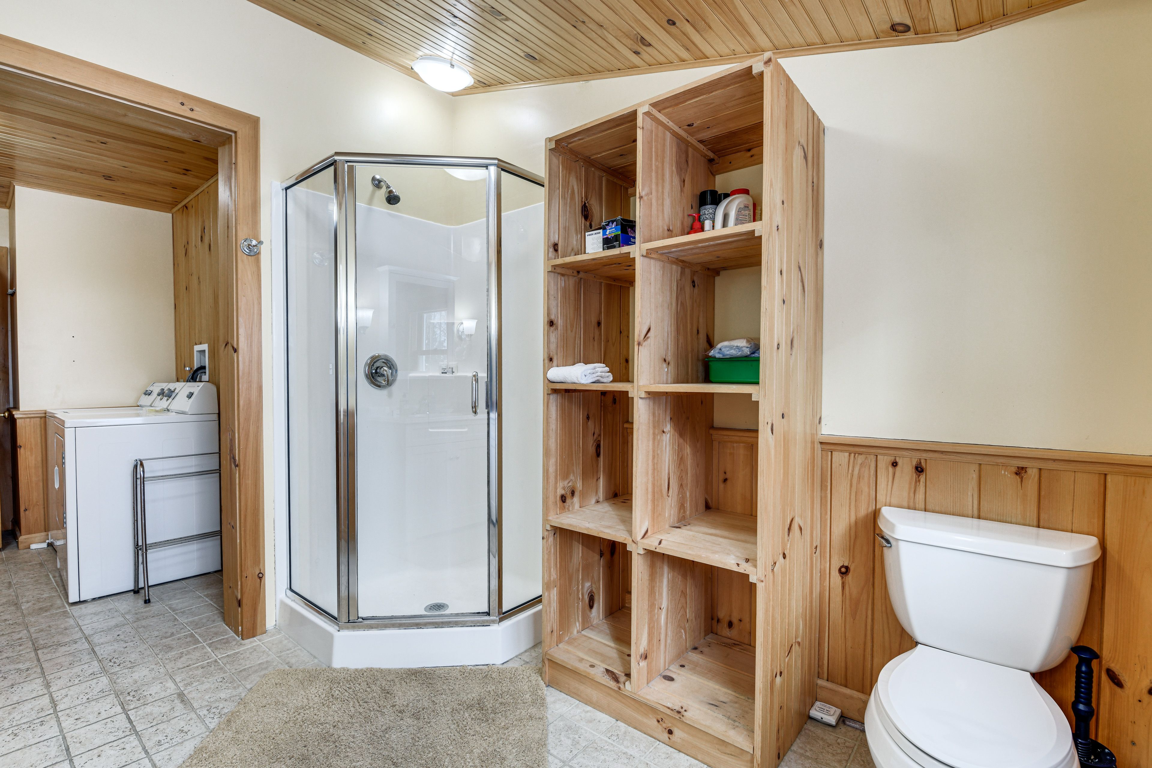 Full Bathroom | Towels Provided