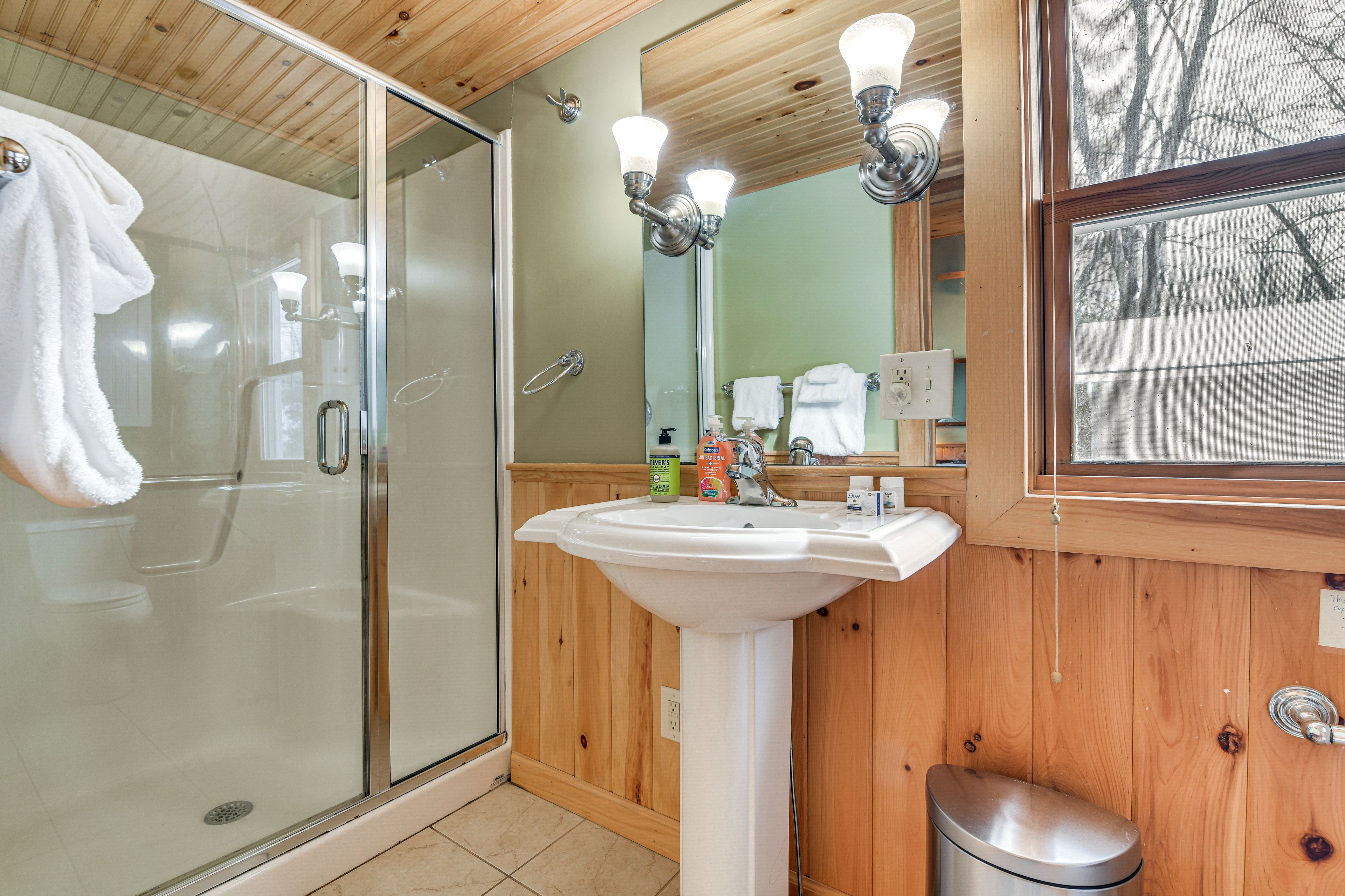 Full Bathroom | Complimentary Toiletries
