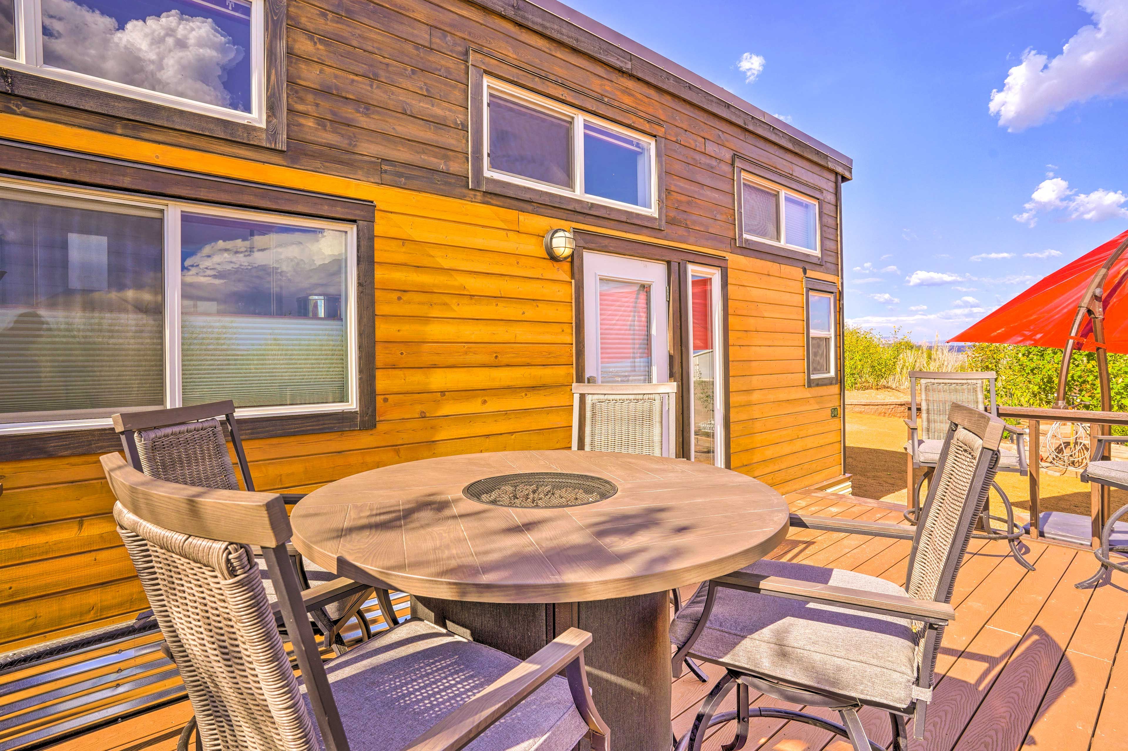Deck/Exterior | Outdoor Dining Area | Fire Pit | Driveway (1 Vehicle)