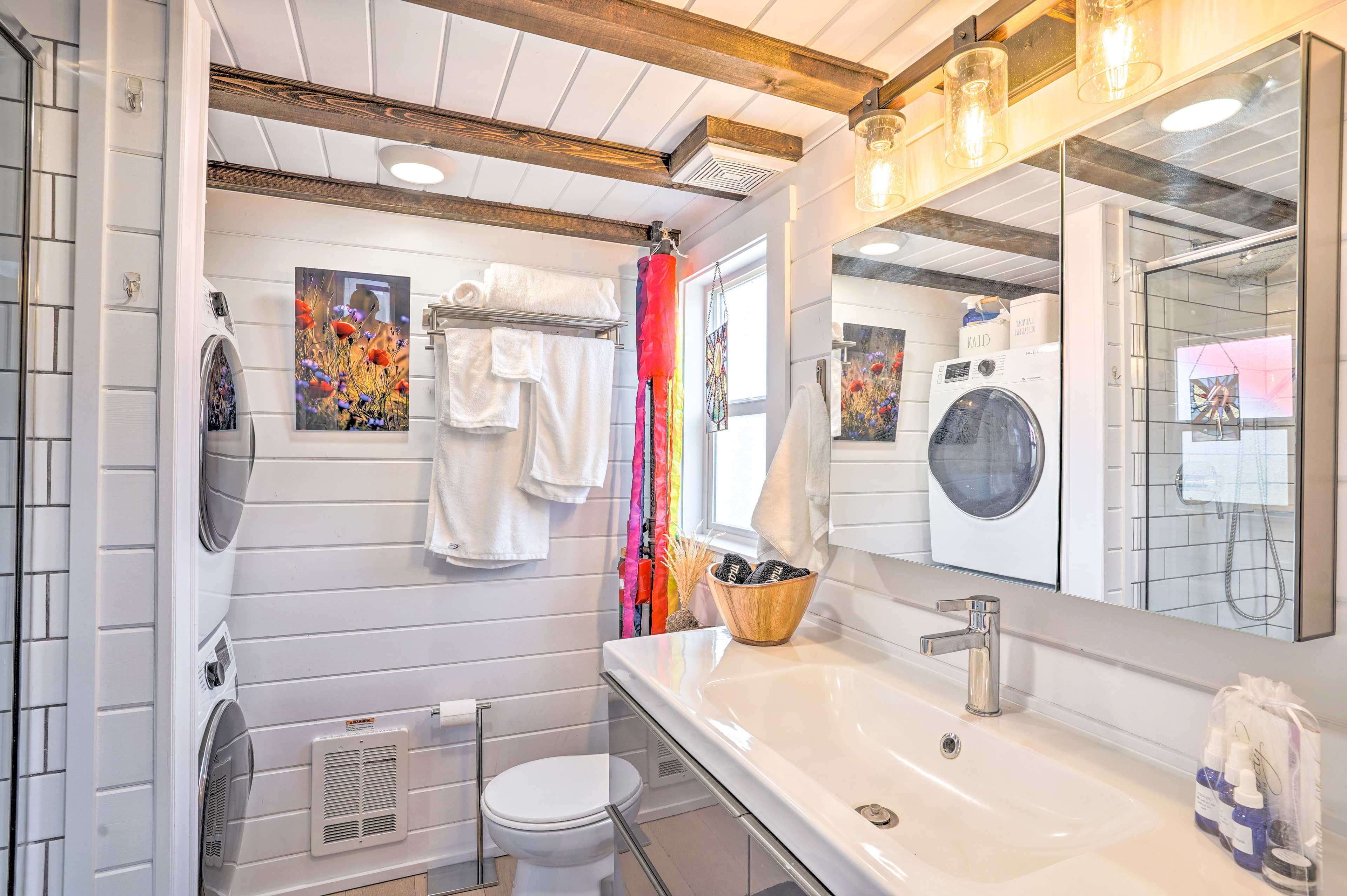 Full Bathroom | Washer & Dryer | Towels Provided | Complimentary Toiletries