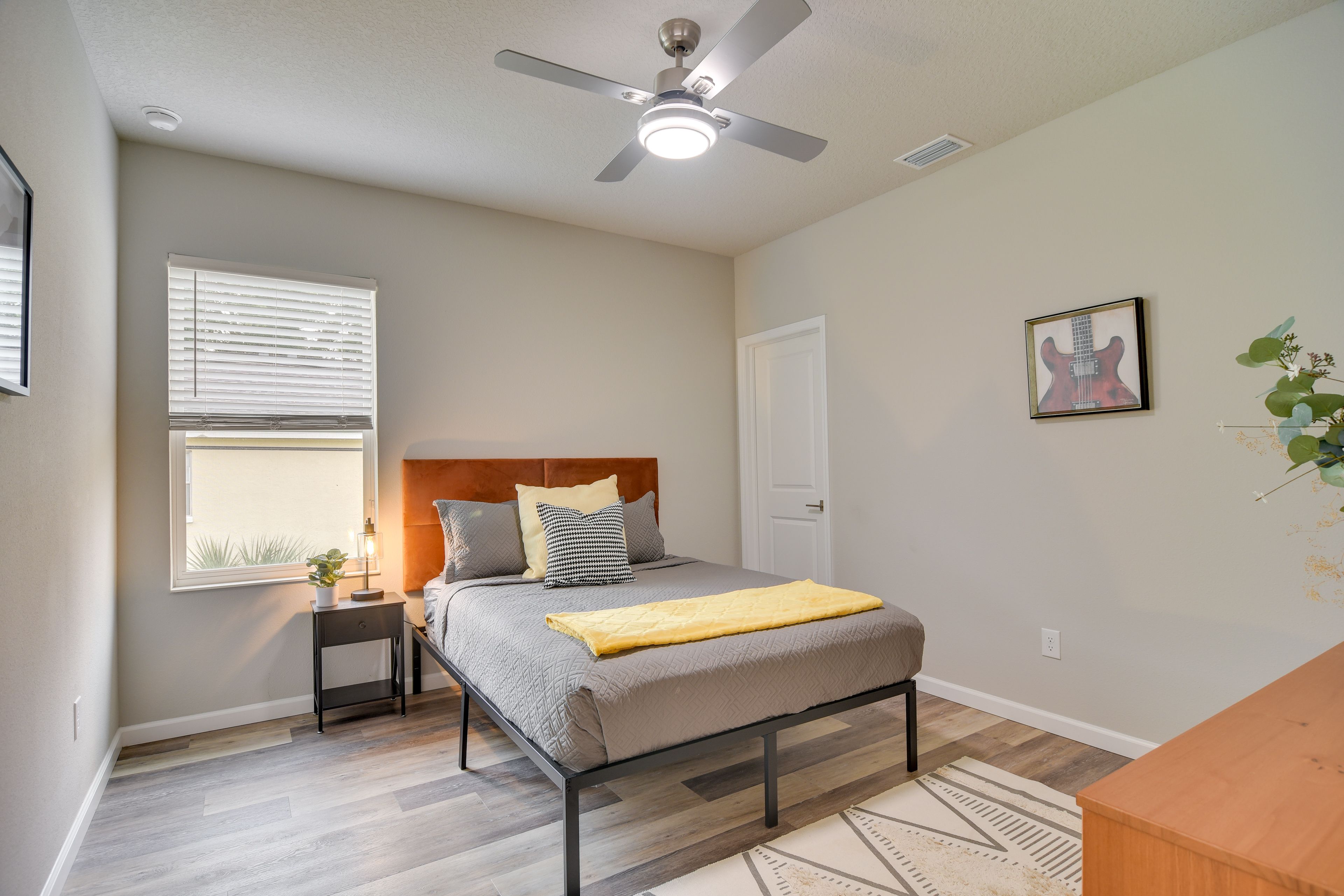 Bedroom 3 | Queen Bed