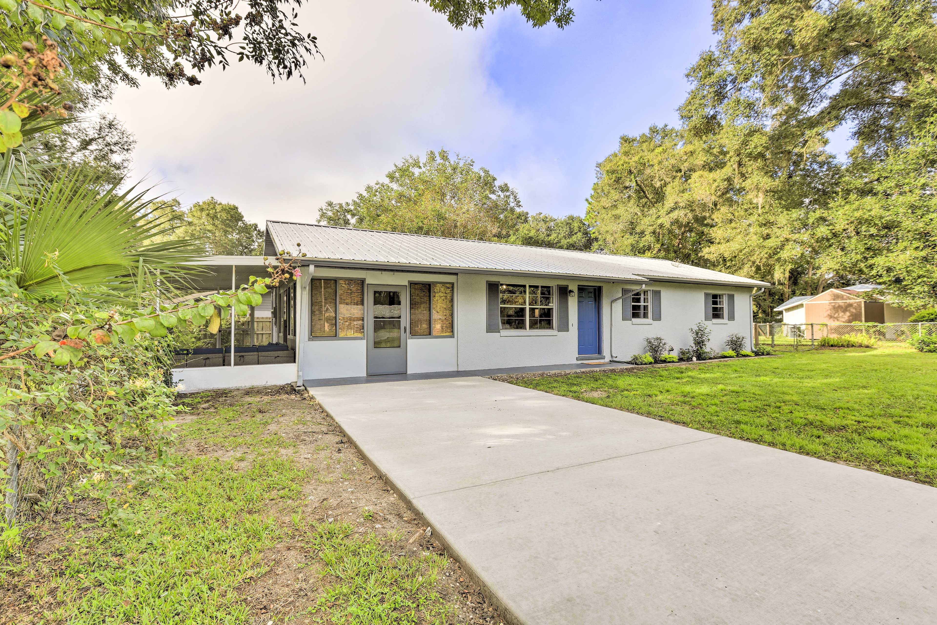 Property Exterior | Driveway (2 Vehicles)