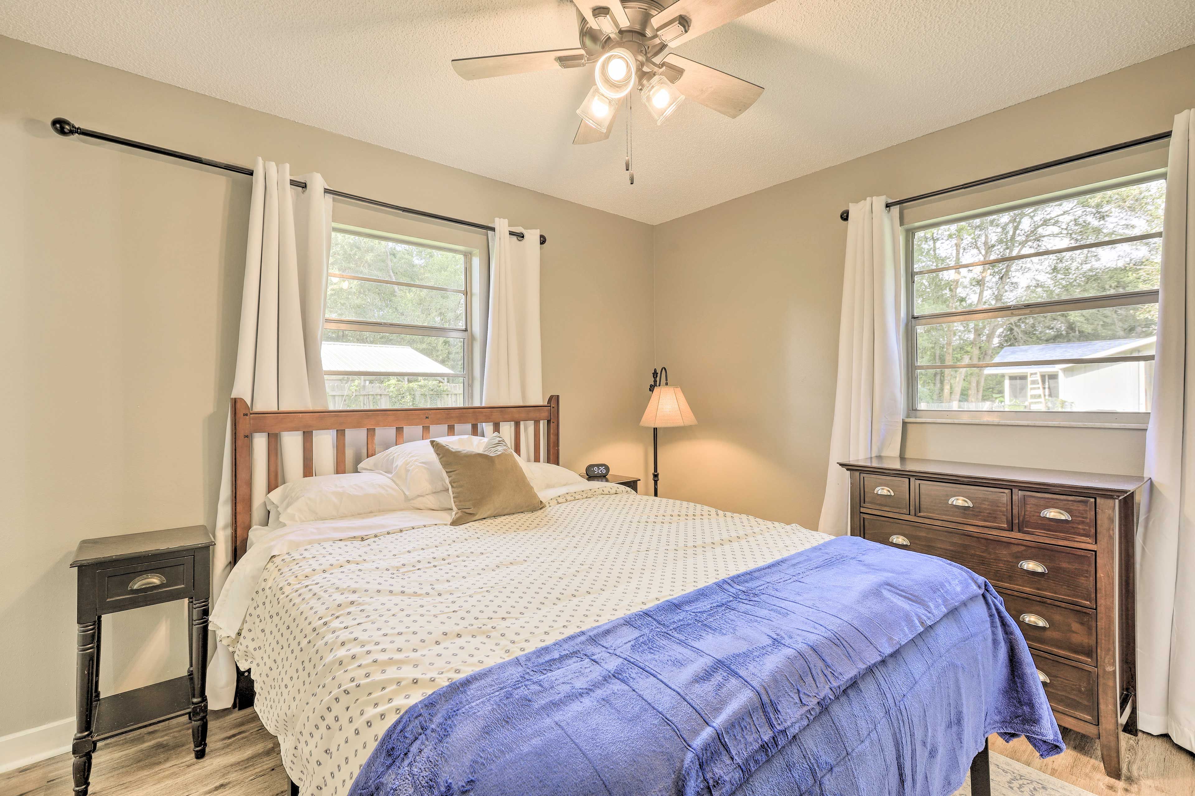 Bedroom 1 | Queen Bed