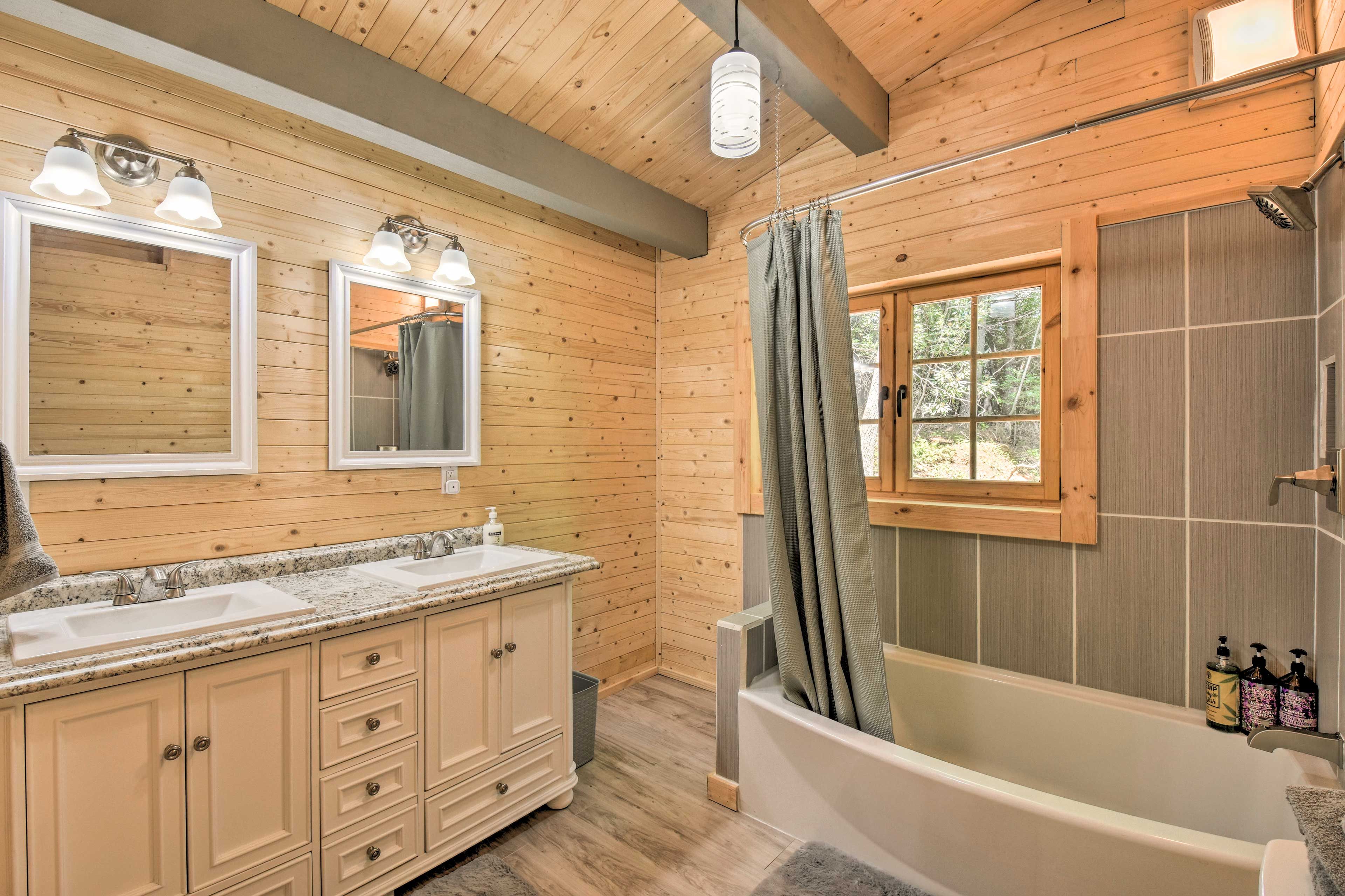 Full Bathroom | Towels Provided | Complimentary Toiletries