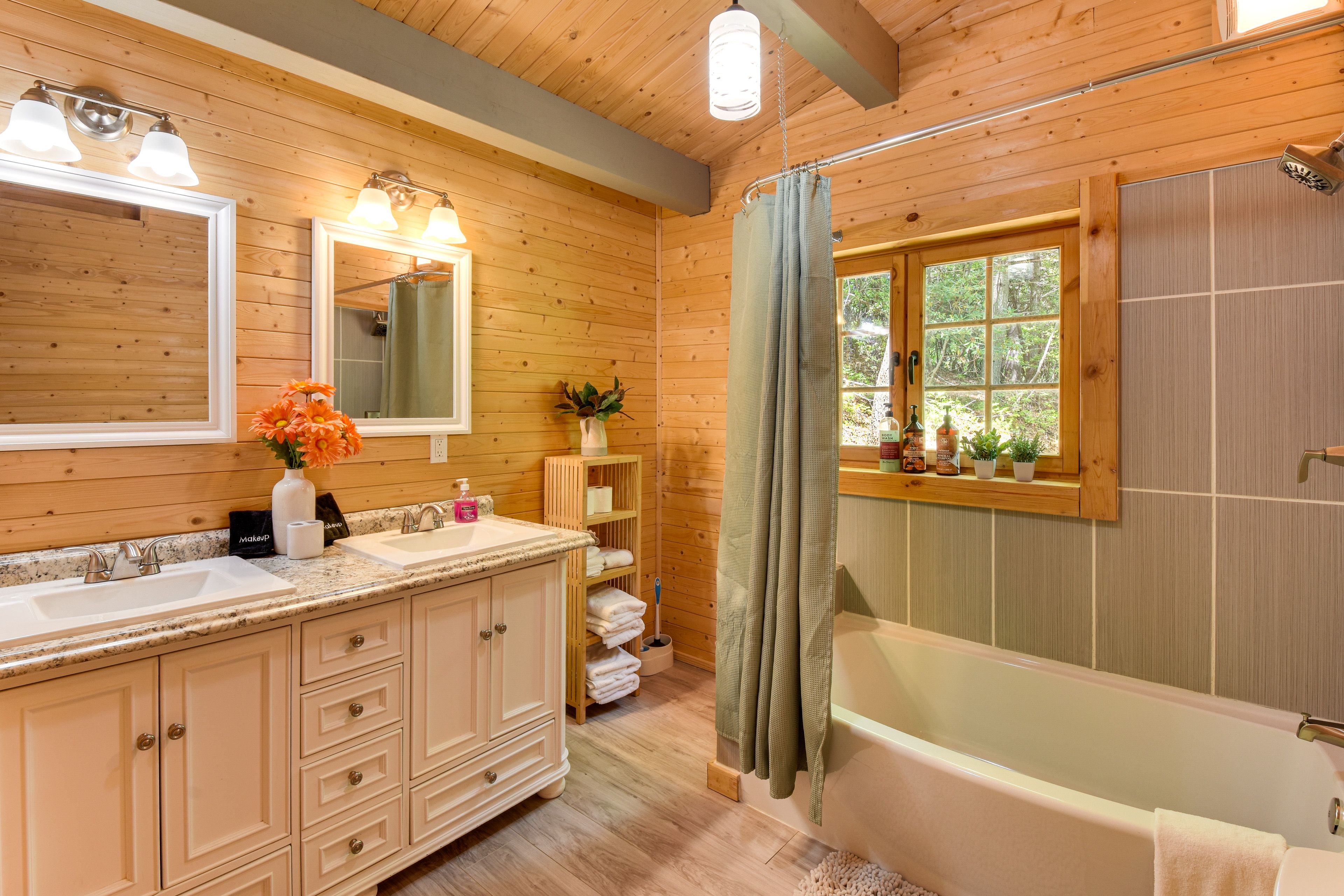 Full Bathroom | Towels Provided | Complimentary Toiletries