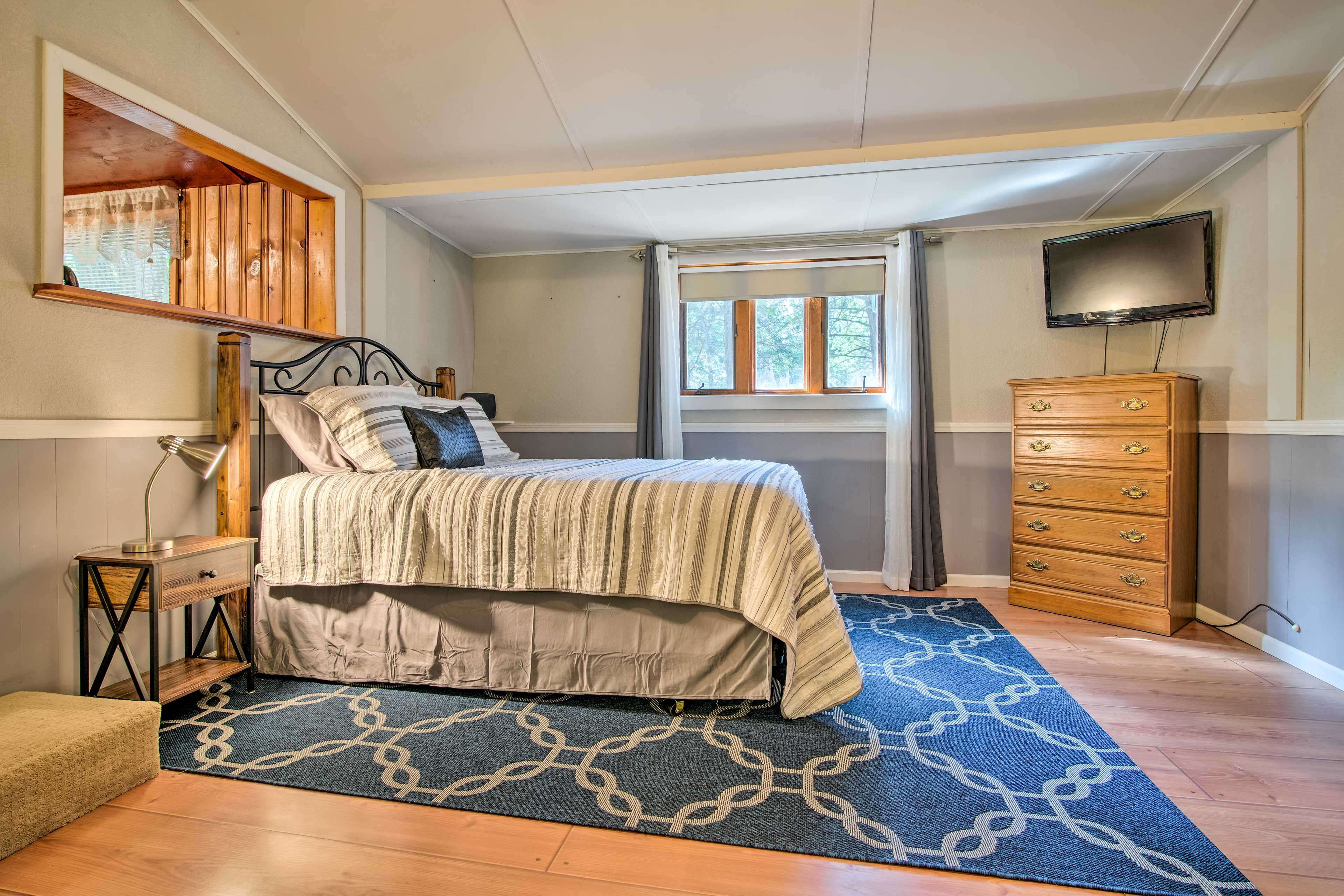 Studio Interior | Queen Bed | Queen Sleeper Sofa | Flat-Screen TV