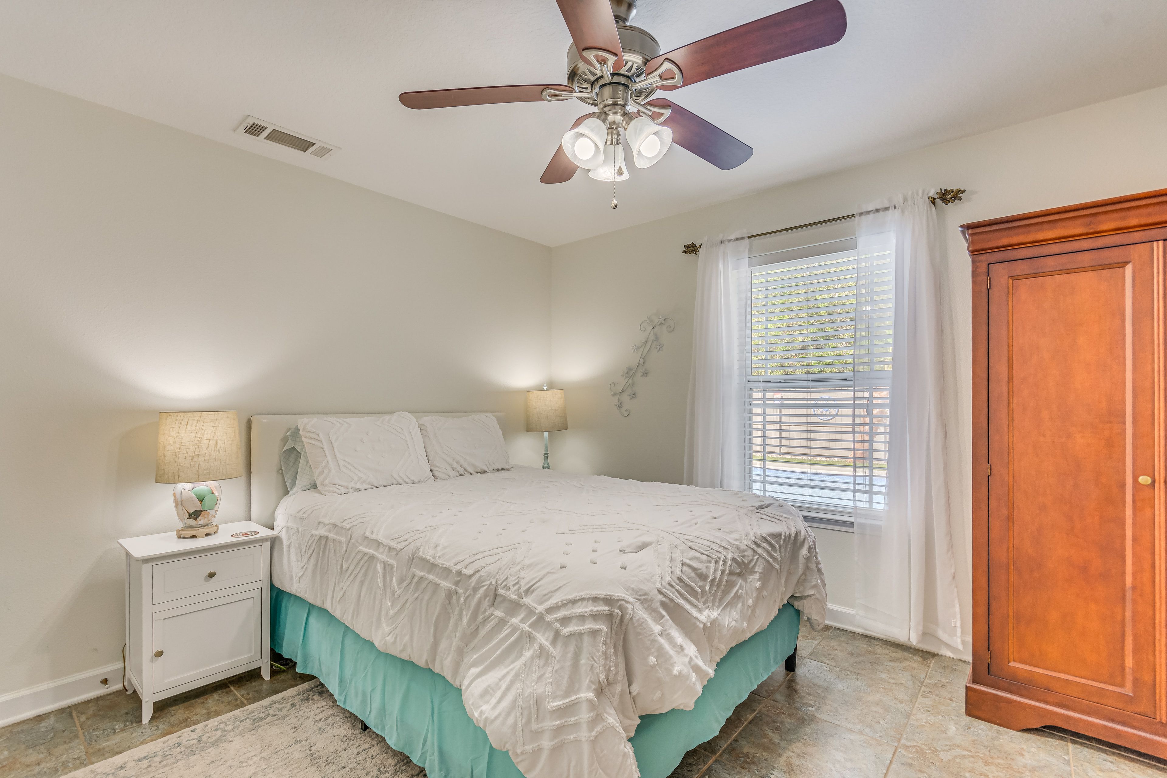 Bedroom 1 | Queen Bed