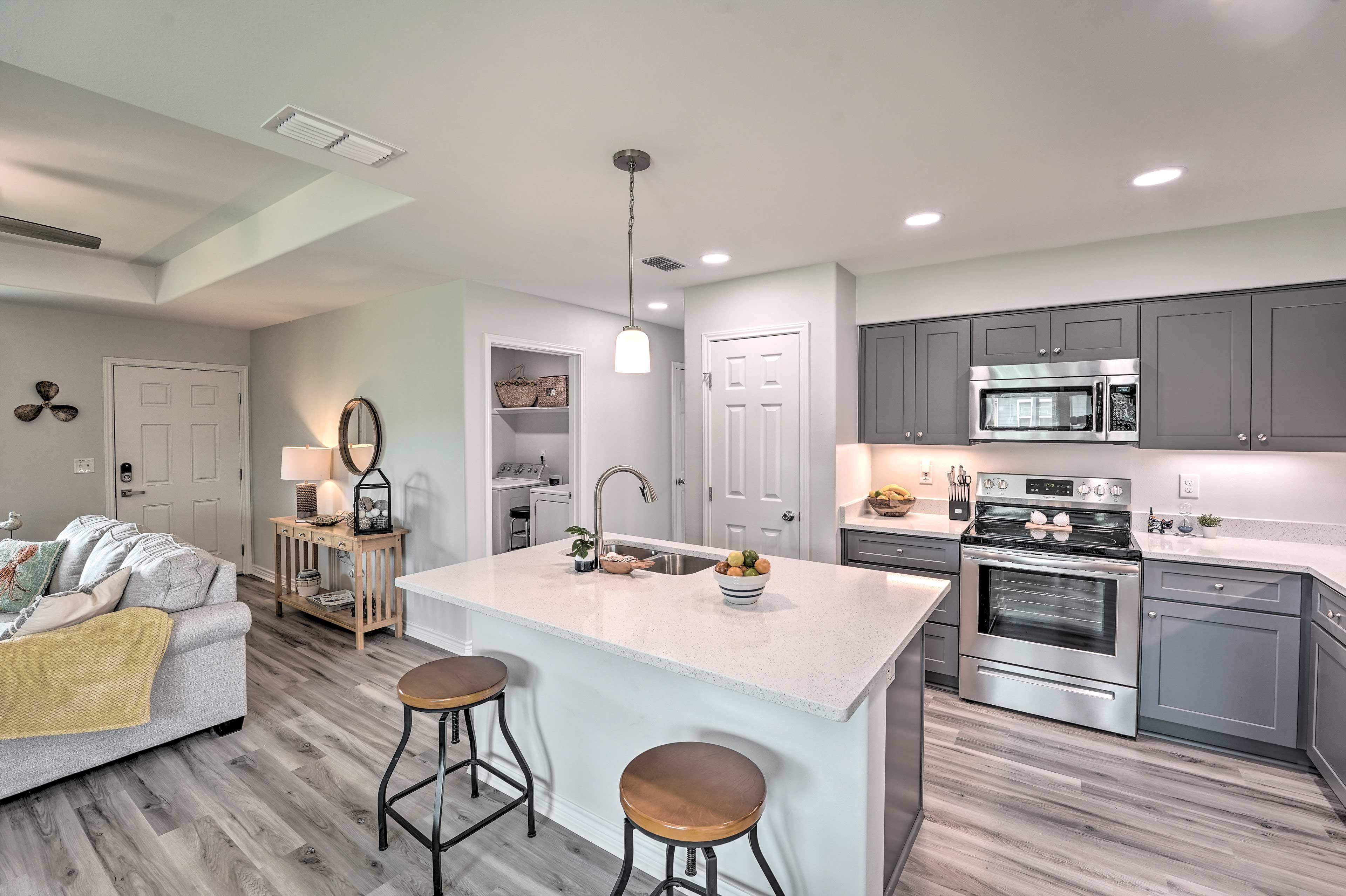 Kitchen | Island w/ Seating | Dishware & Flatware Provided