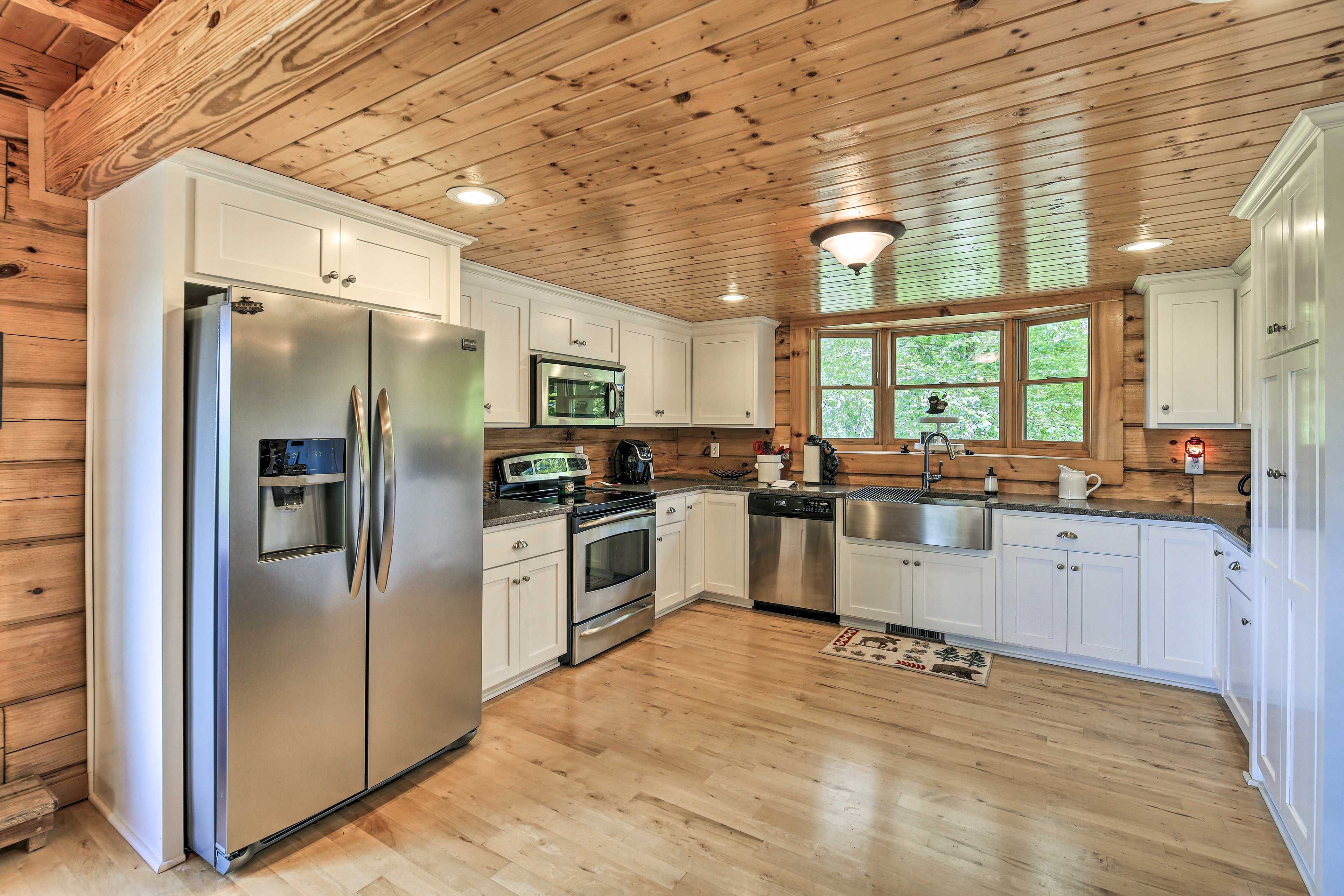 Kitchen | High-End Stainless Steel Appliances | Equipped w/ Cooking Essentials