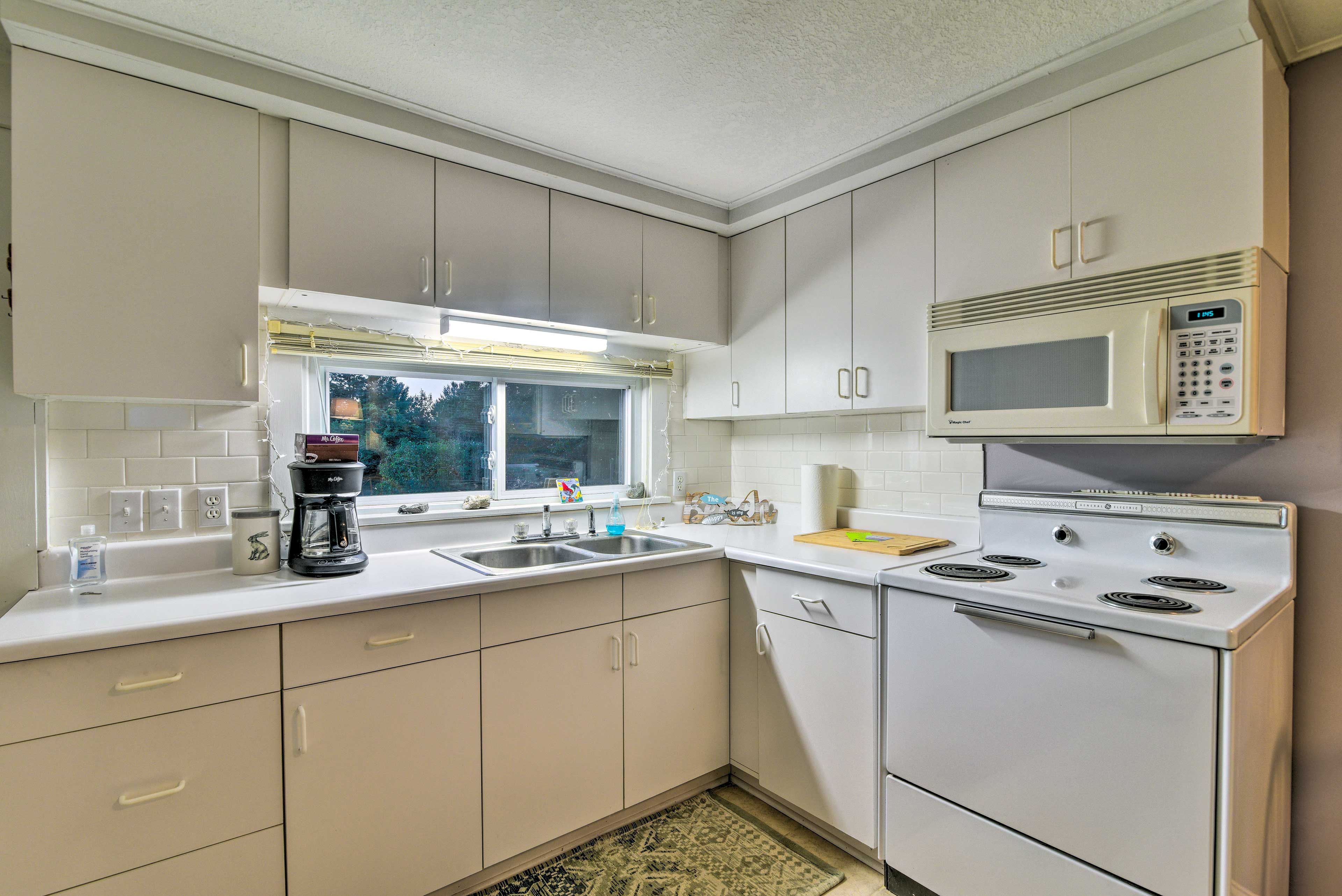 Kitchen | Cooking Basics | Coffee Maker | Paper Towels/Trash Bags Provided