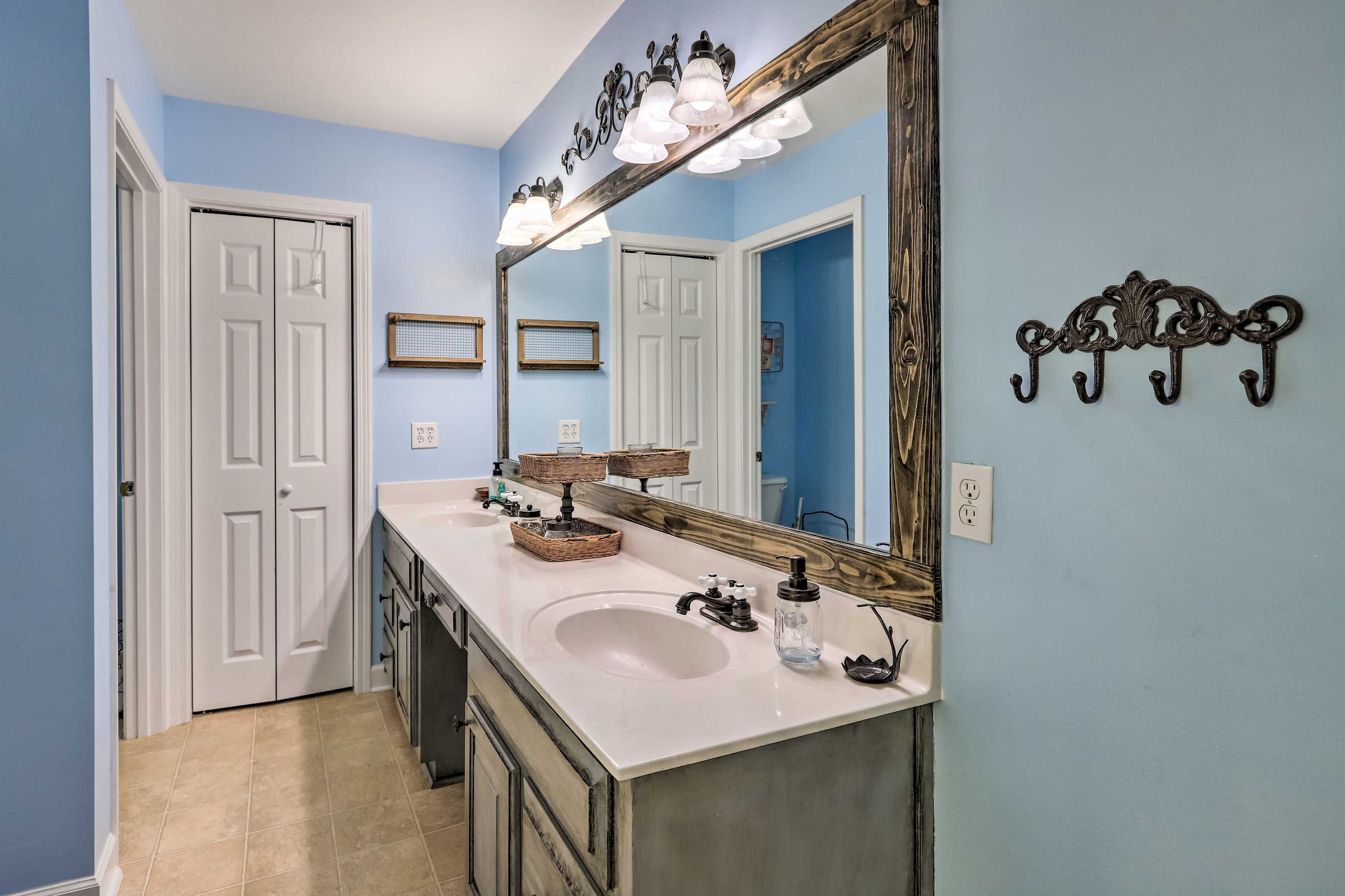 Full Bathroom | Complimentary Toiletries | Towels Provided