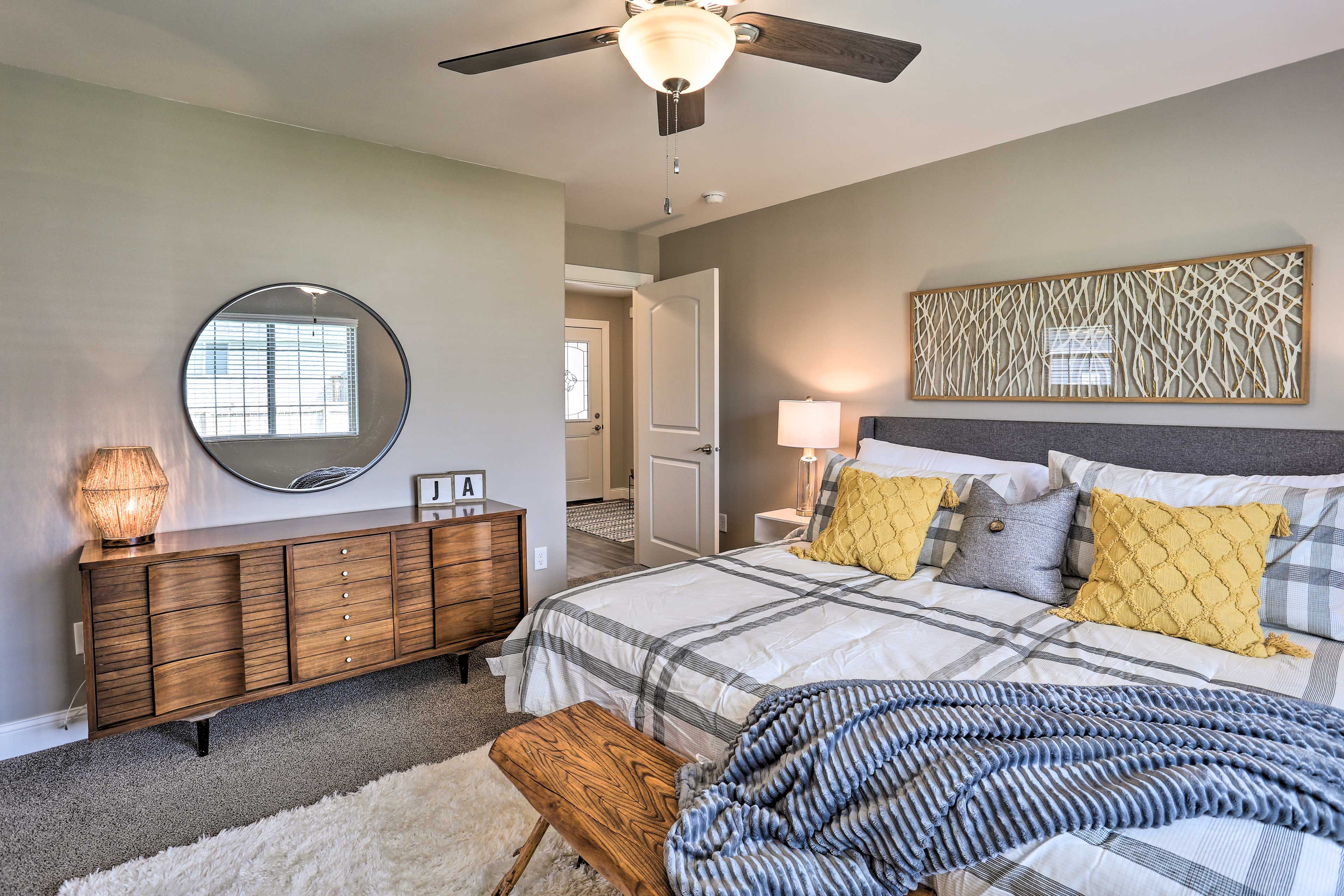 Bedroom 1 | King Bed | Smart TV | En-Suite Bathroom