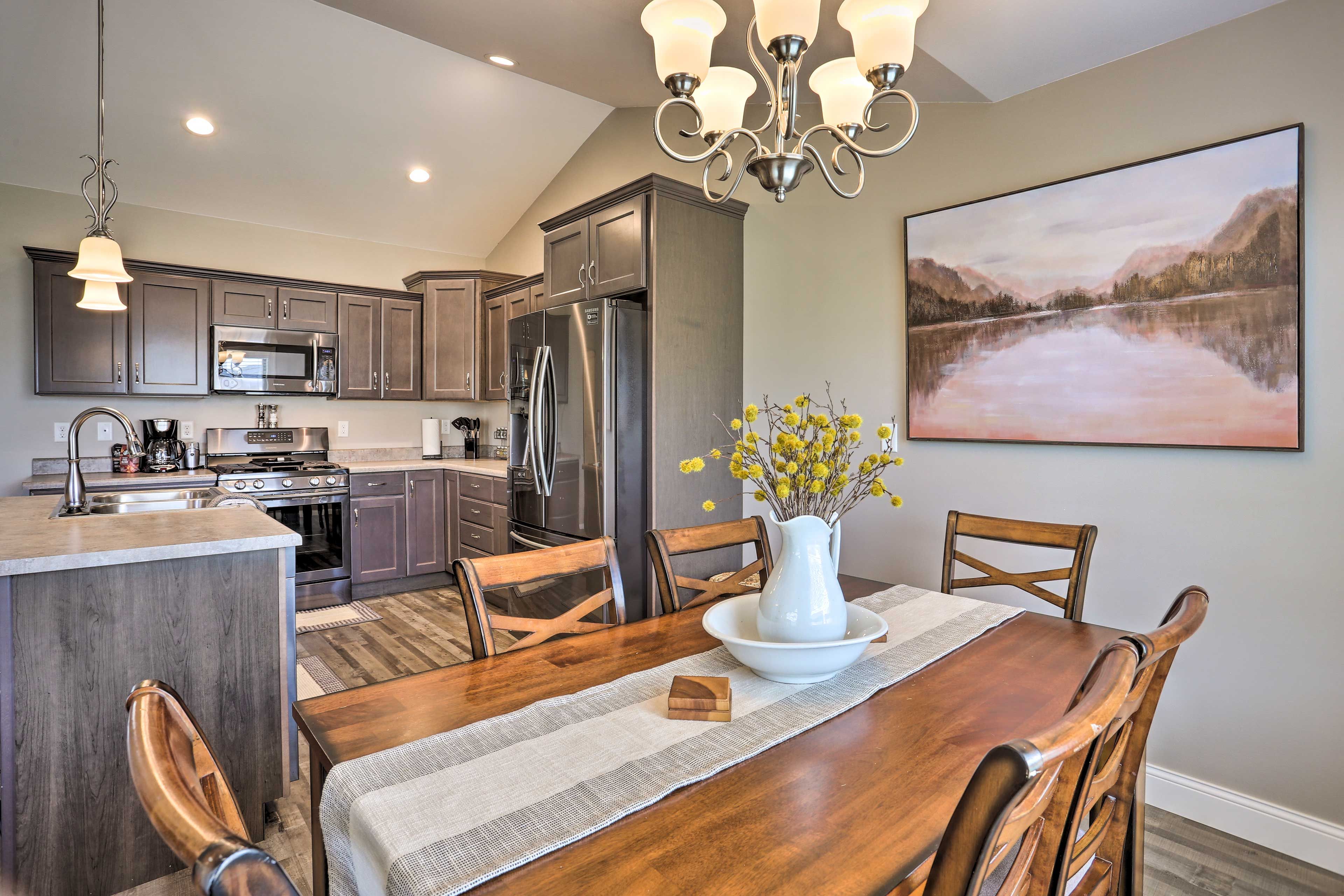 Dining Area | 6-Person Dining Table