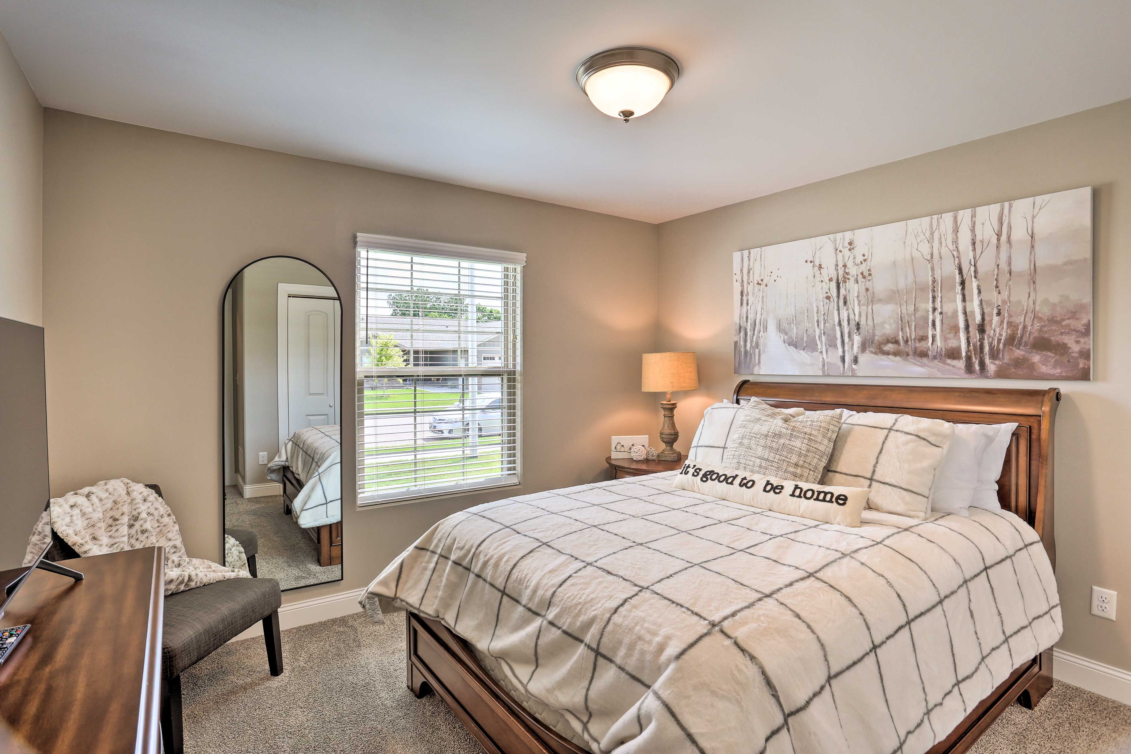 Bedroom 3 | Queen Bed | Smart TV | Fireplace