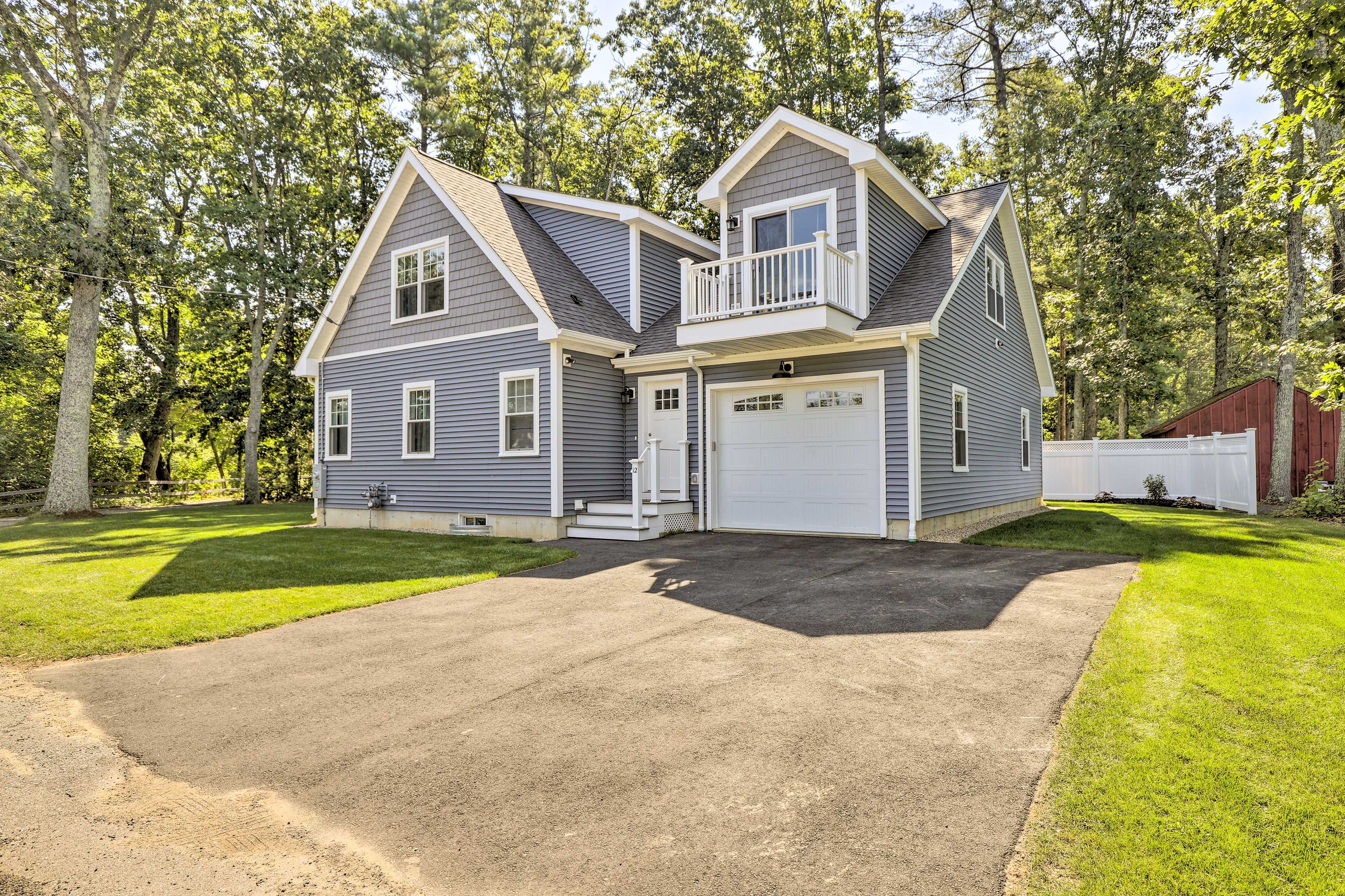 Parking | Driveway (2 Vehicles) | Garage (2 Vehicles)