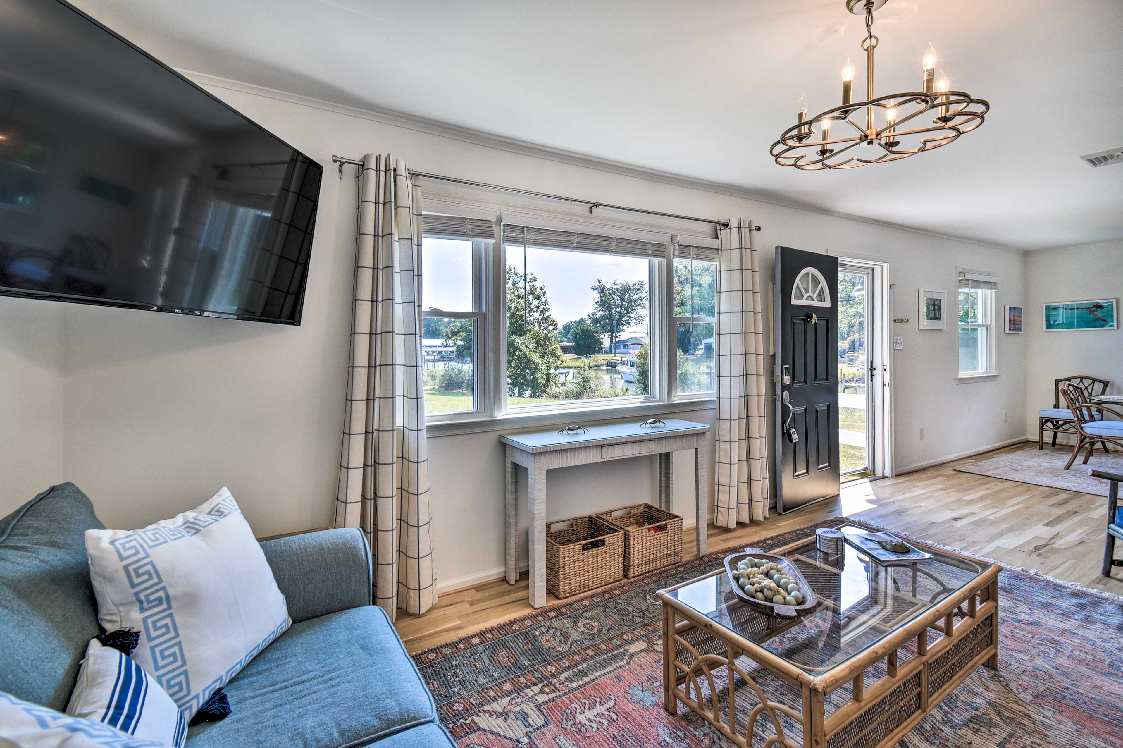 Living Room | Queen Sleeper Sofa | Smart TV | Central Heating & Air Conditioning