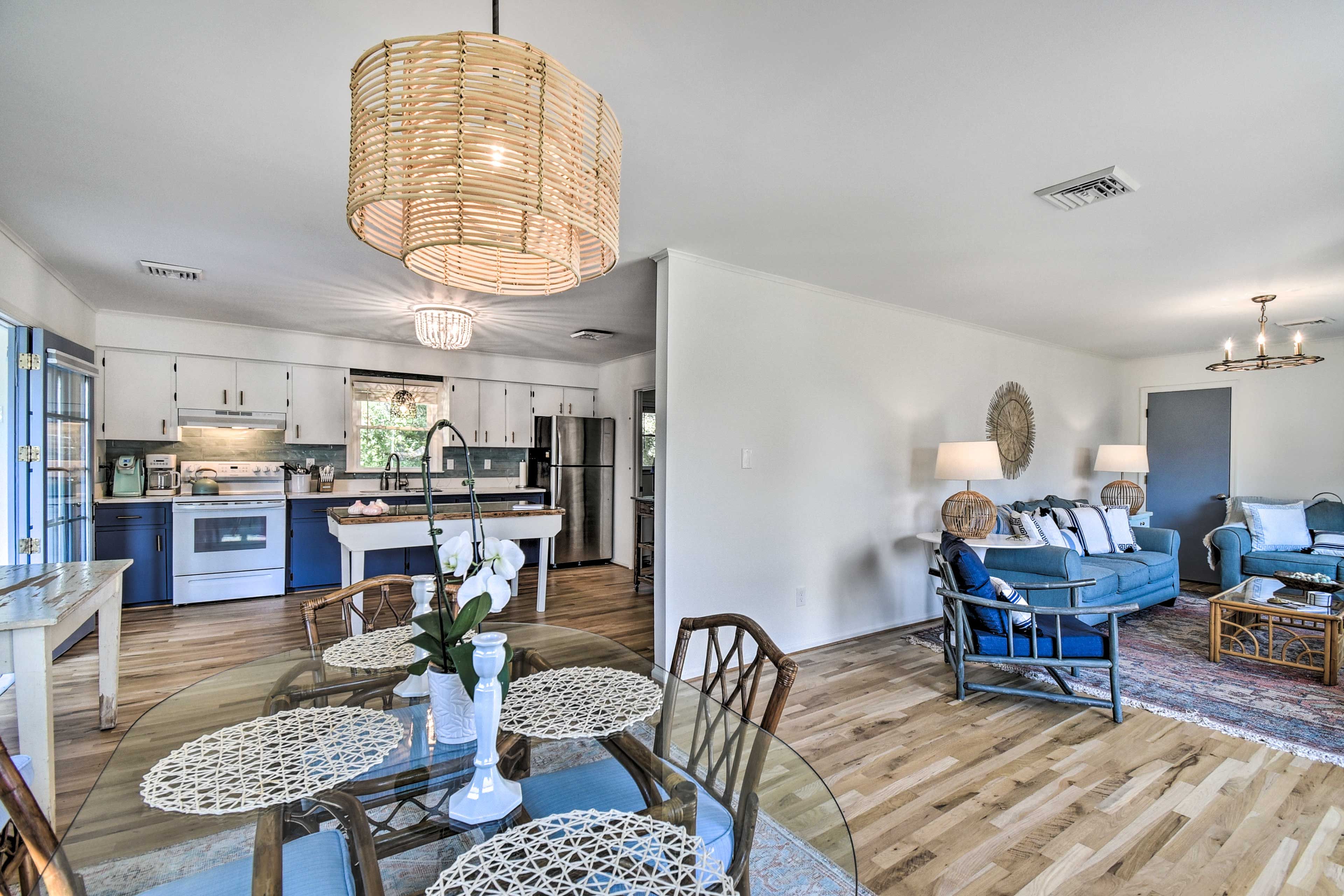 Dining Area | Dishware/Flatware Provided