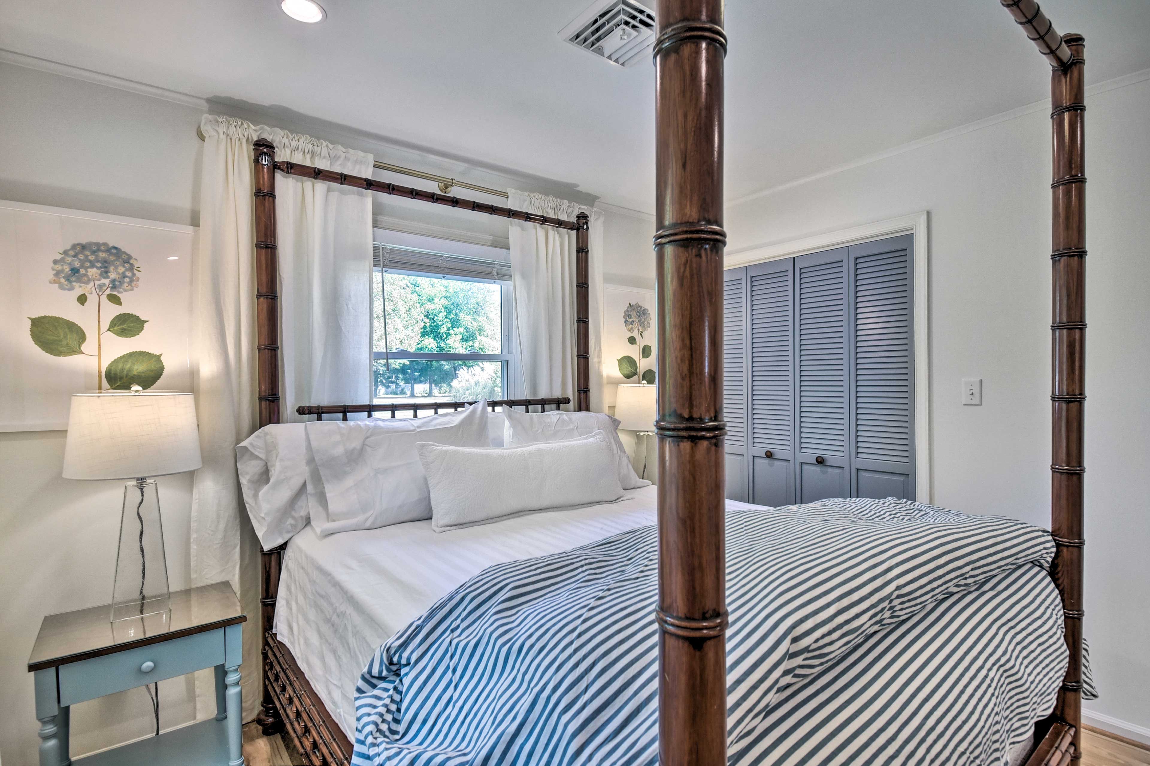 Bedroom 1 | Queen Bed | Closet | Dresser | Linens Provided