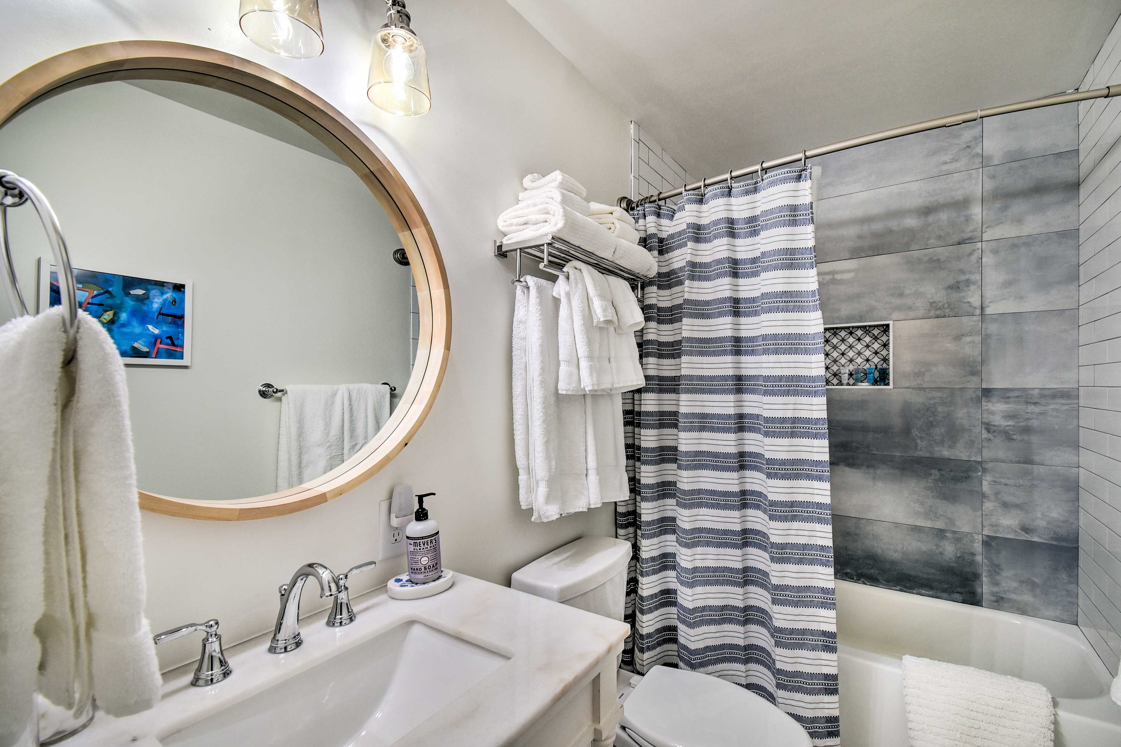 Full Bathroom | Shower/Tub Combo | Towels Provided | Complimentary Toiletries
