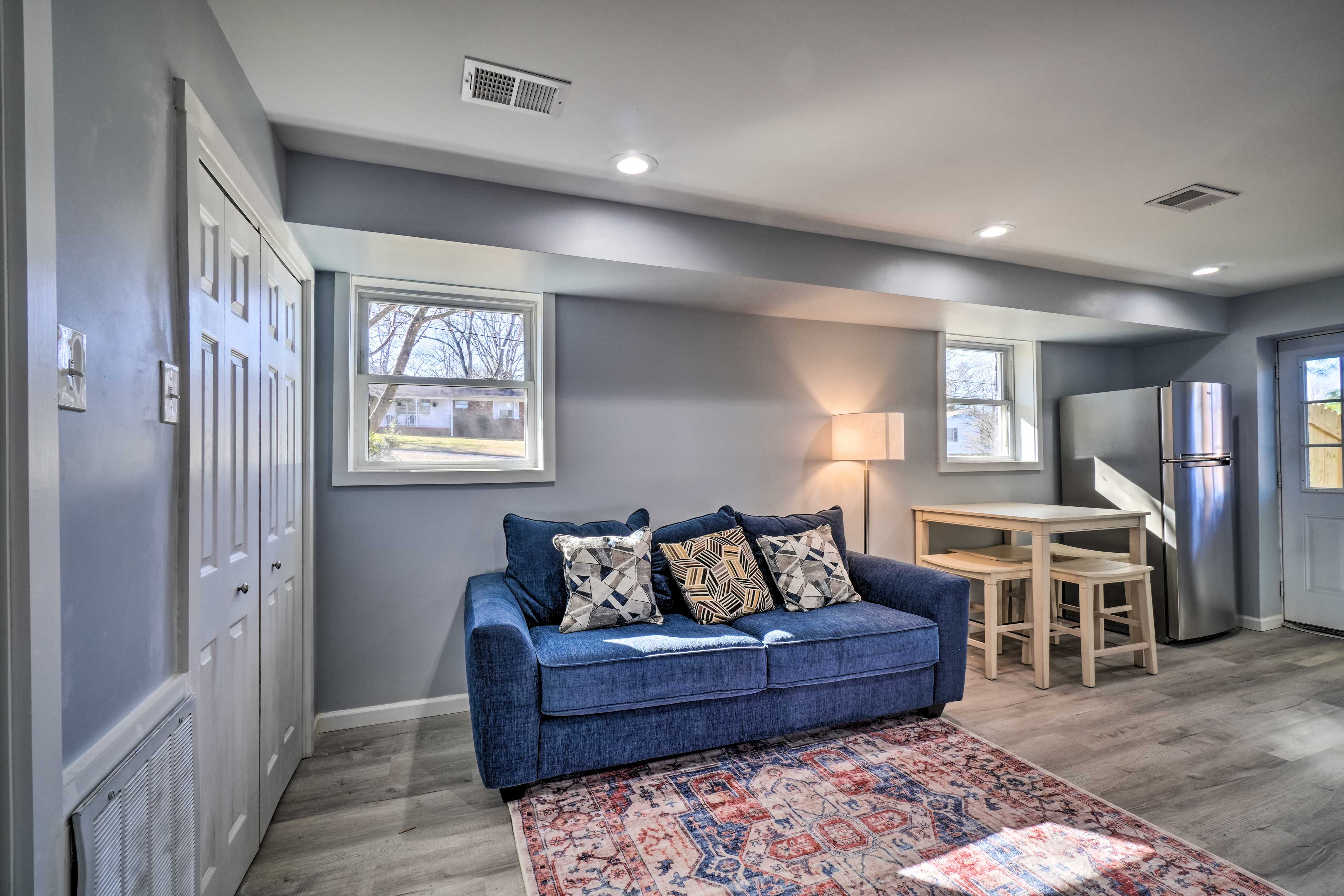 Living Room | Free WiFi | Electric Fireplace | Smart TV