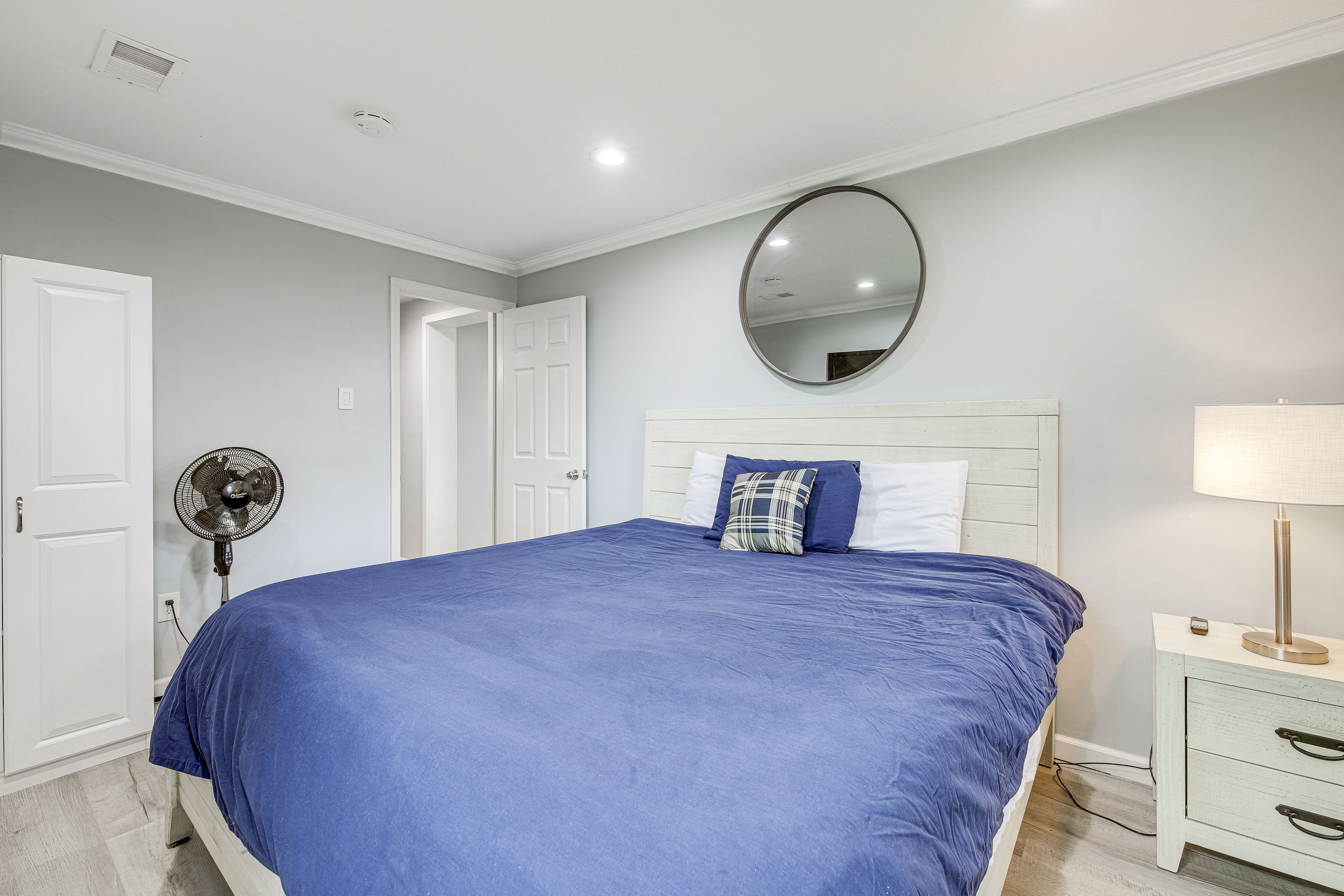 Bedroom | Queen Bed | Smart TV | Linens Provided