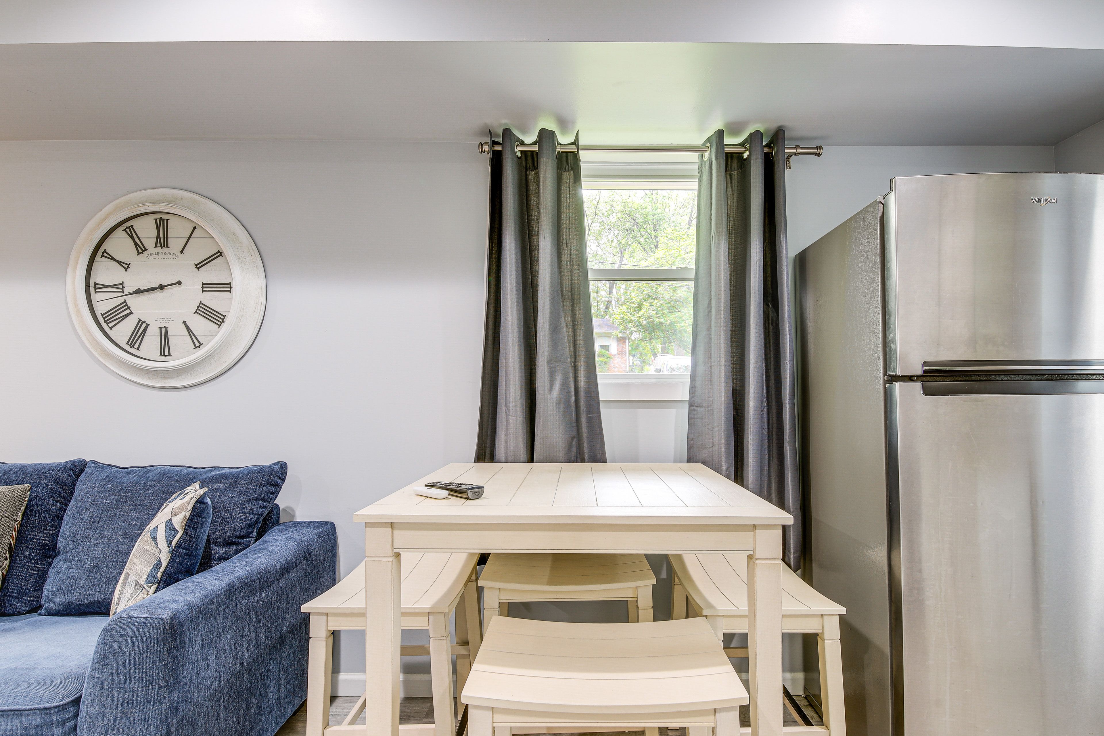 Dining Area | Dishware & Flatware Provided