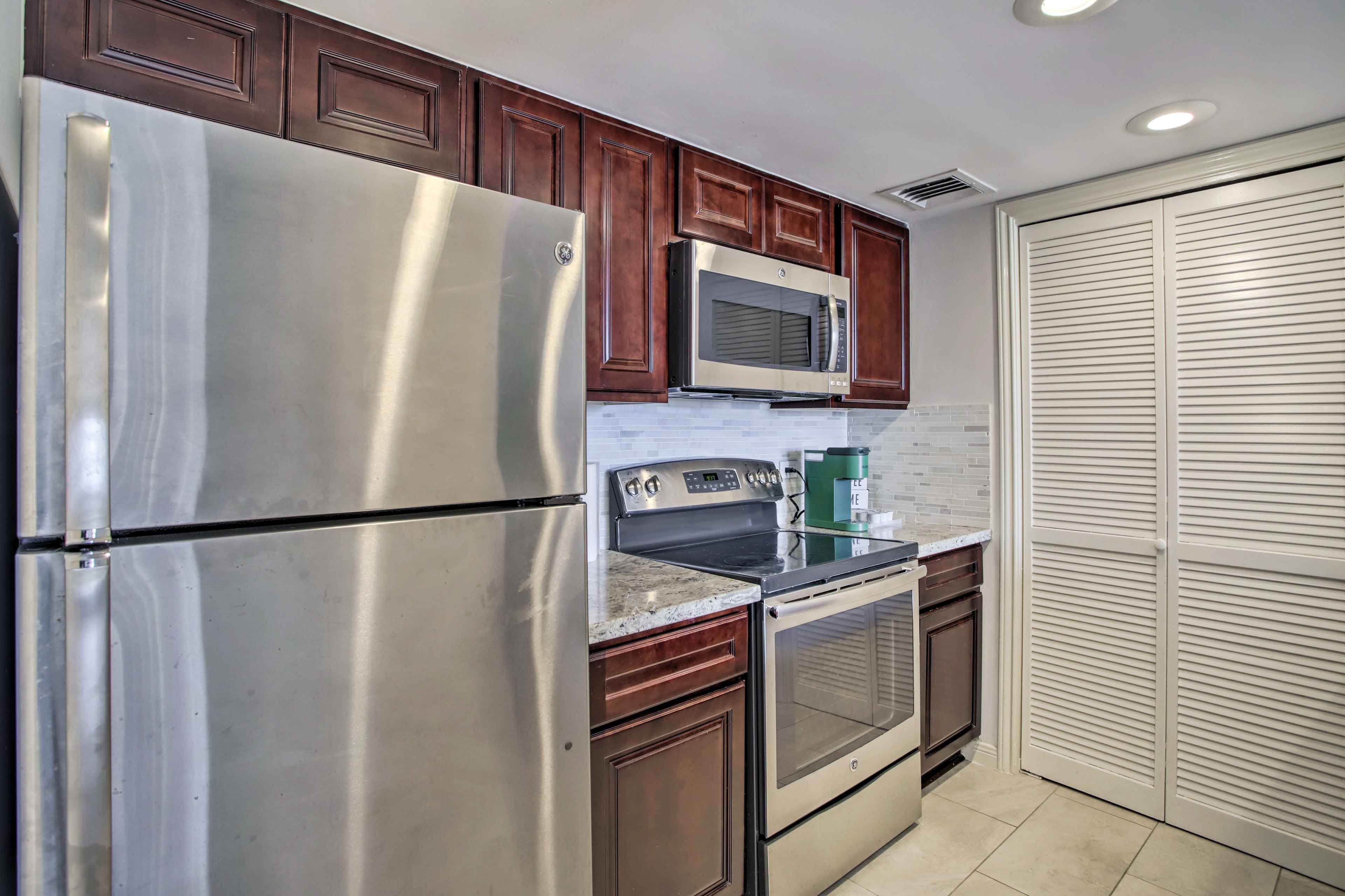 Full Kitchen | Electric Range | Fridge | Microwave | Dishwasher