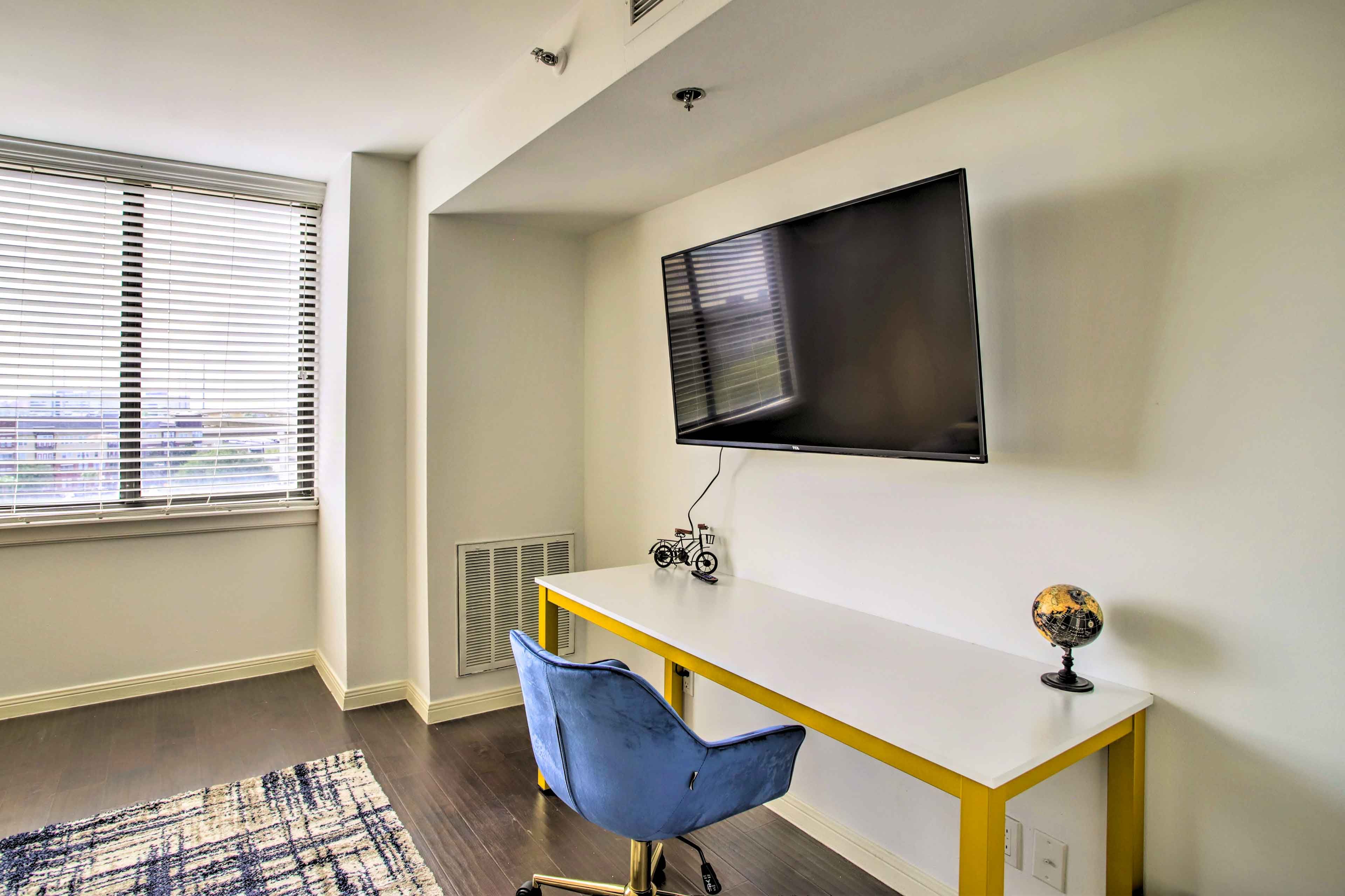 Bedroom | Desk | Smart TV