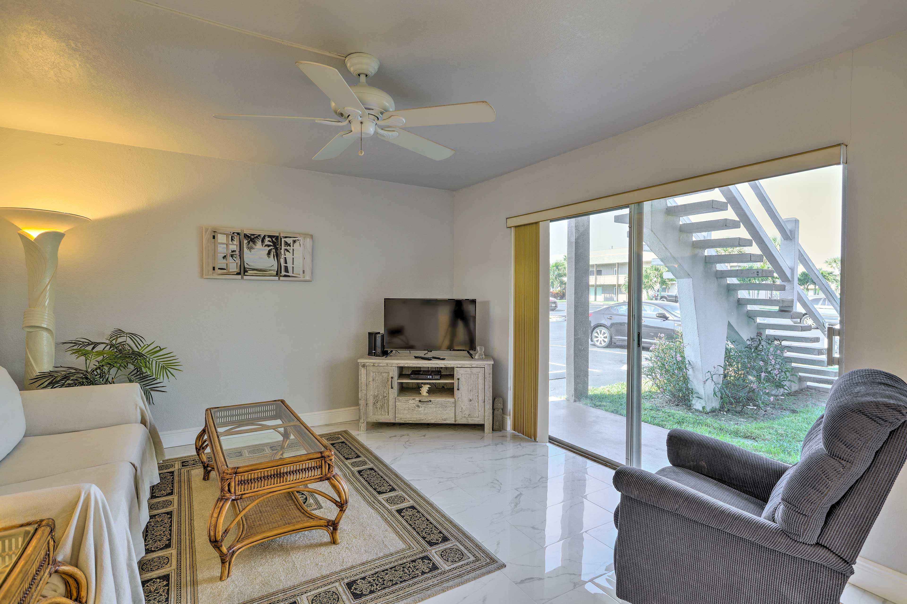 Living Room | Free WiFi | Central A/C
