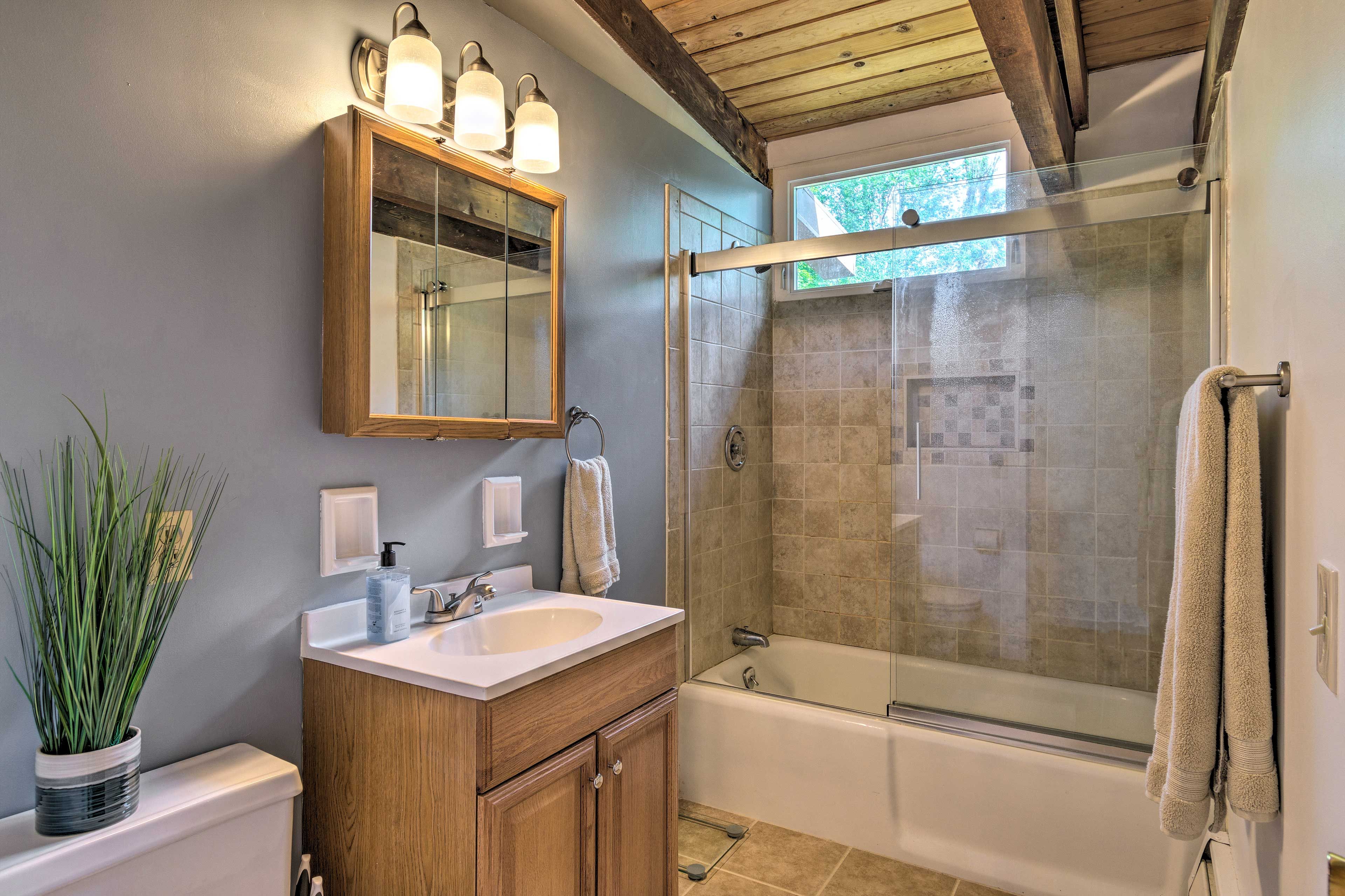 Full Bathroom | Shower/Tub Combo | Complimentary Toiletries