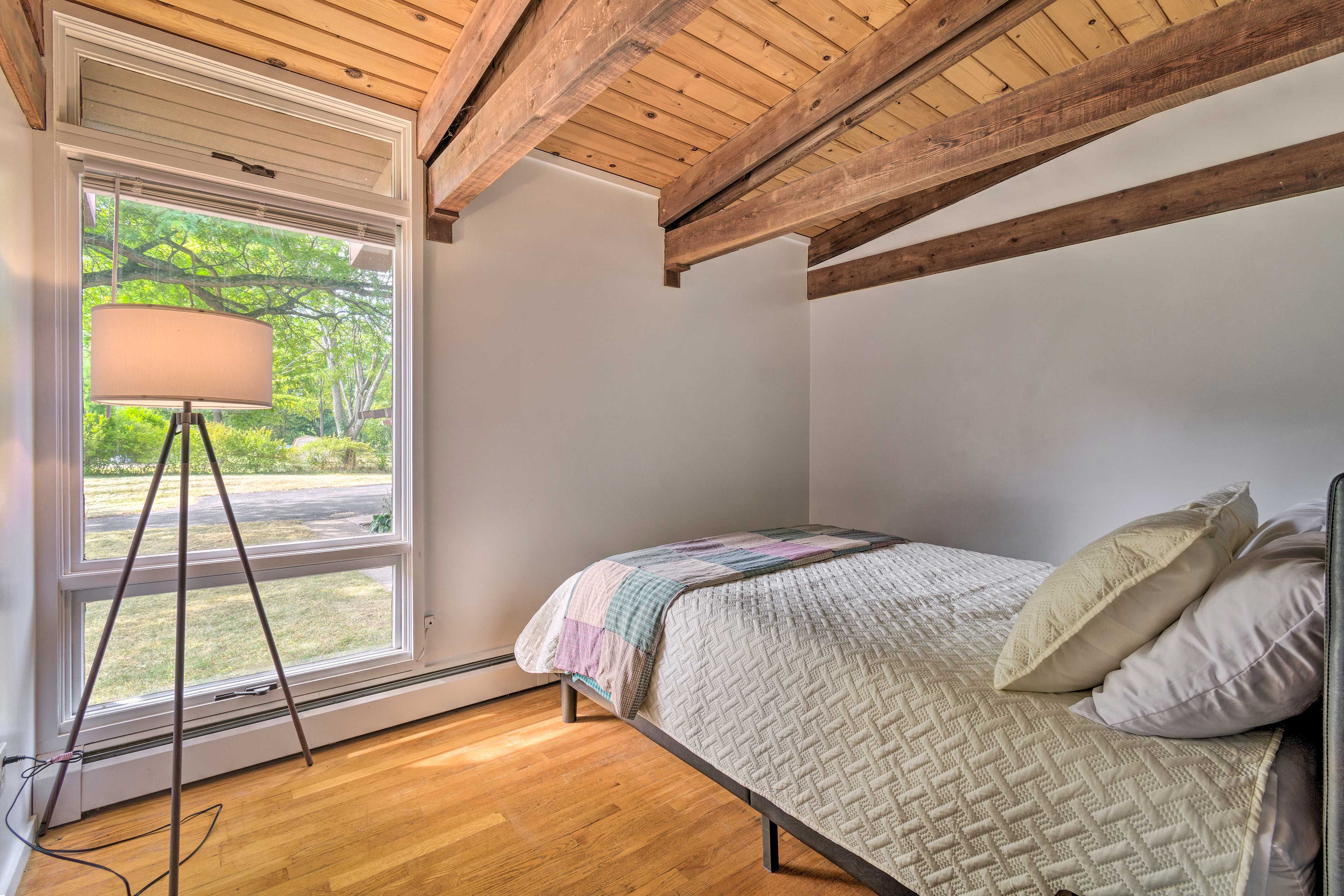 Bedroom 2 | Queen Bed | Closet | Lamp