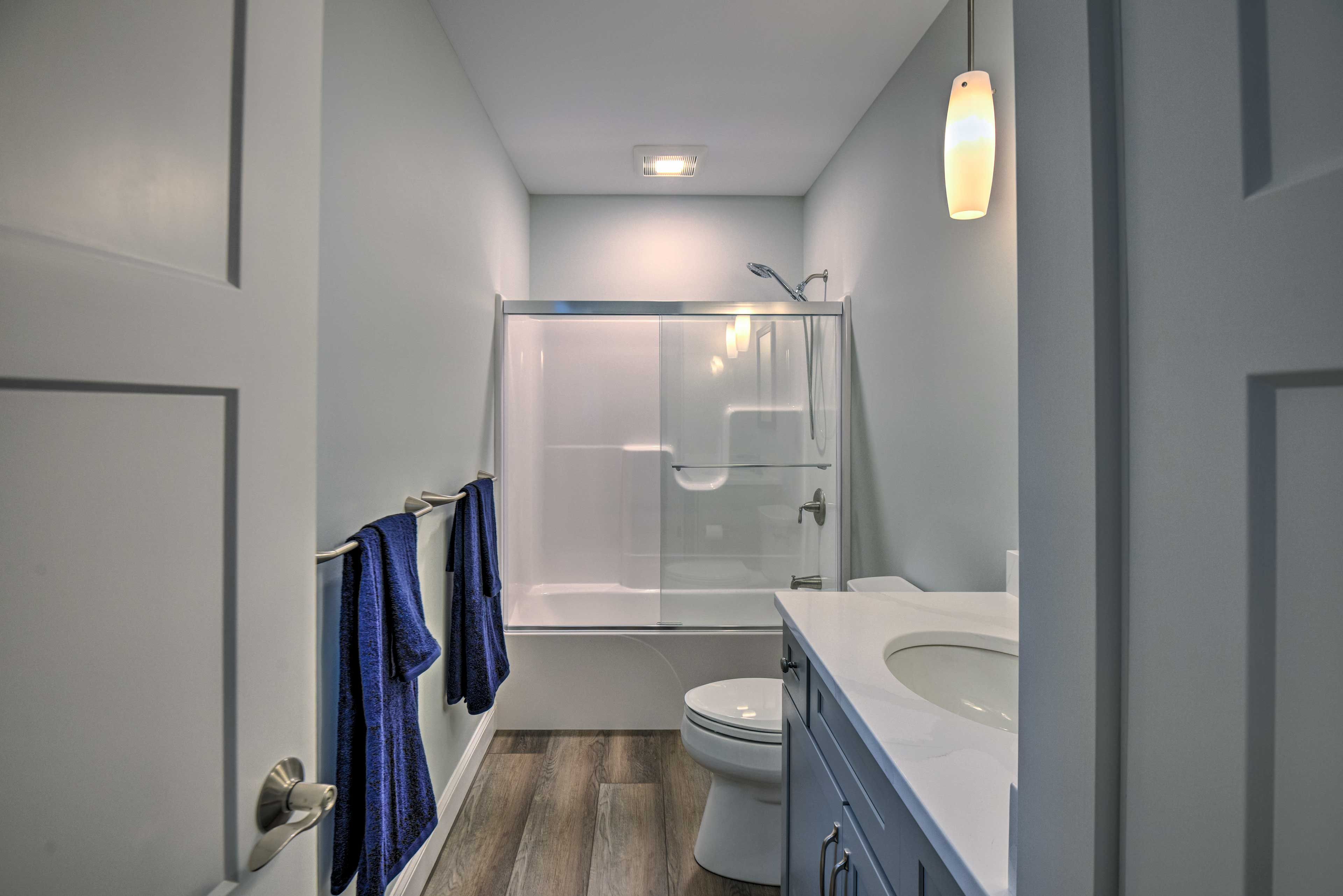 Full Bathroom | Towels Provided