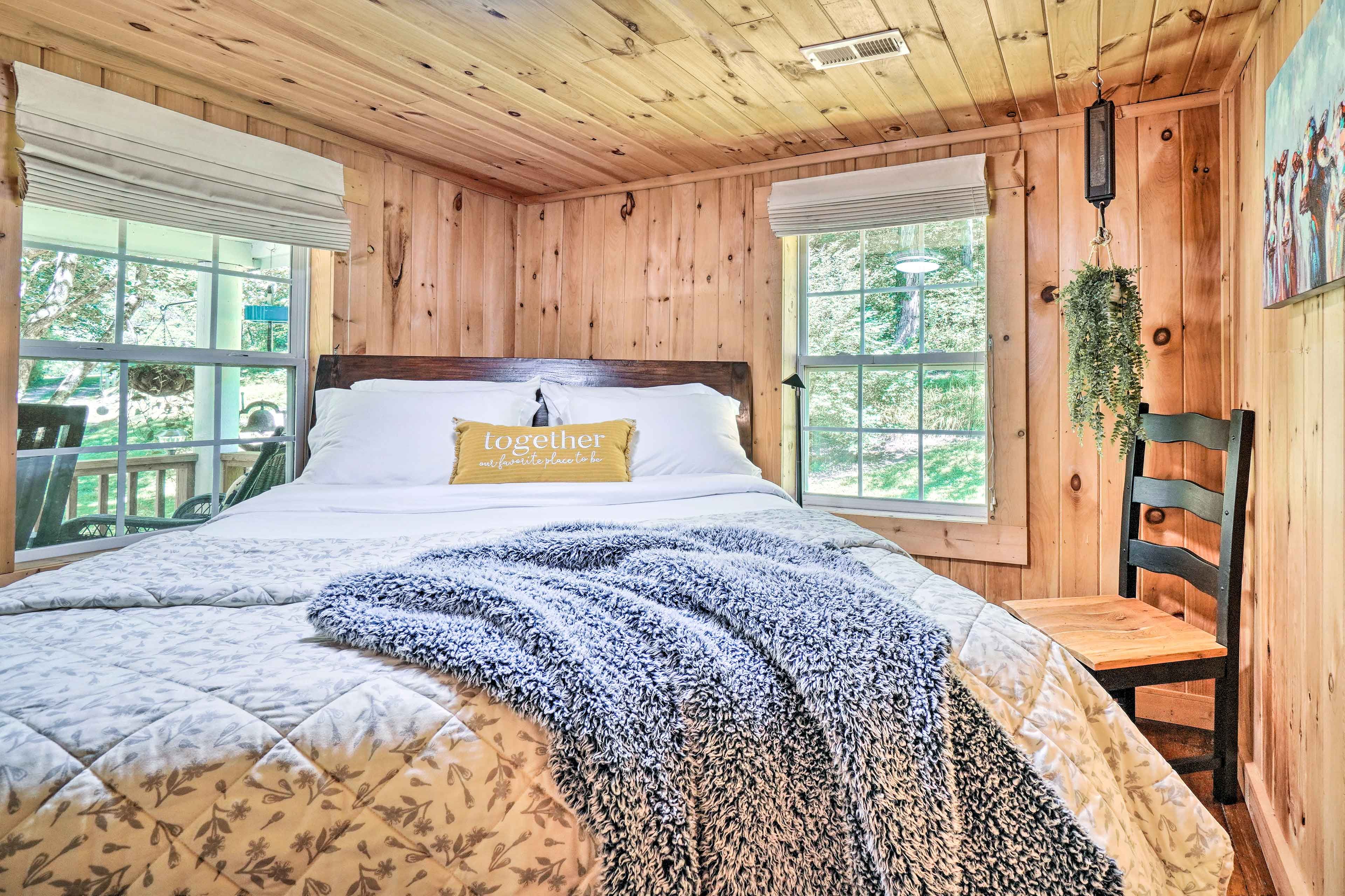 Bedroom 1 | Main Level | Queen Bed | Linens Provided