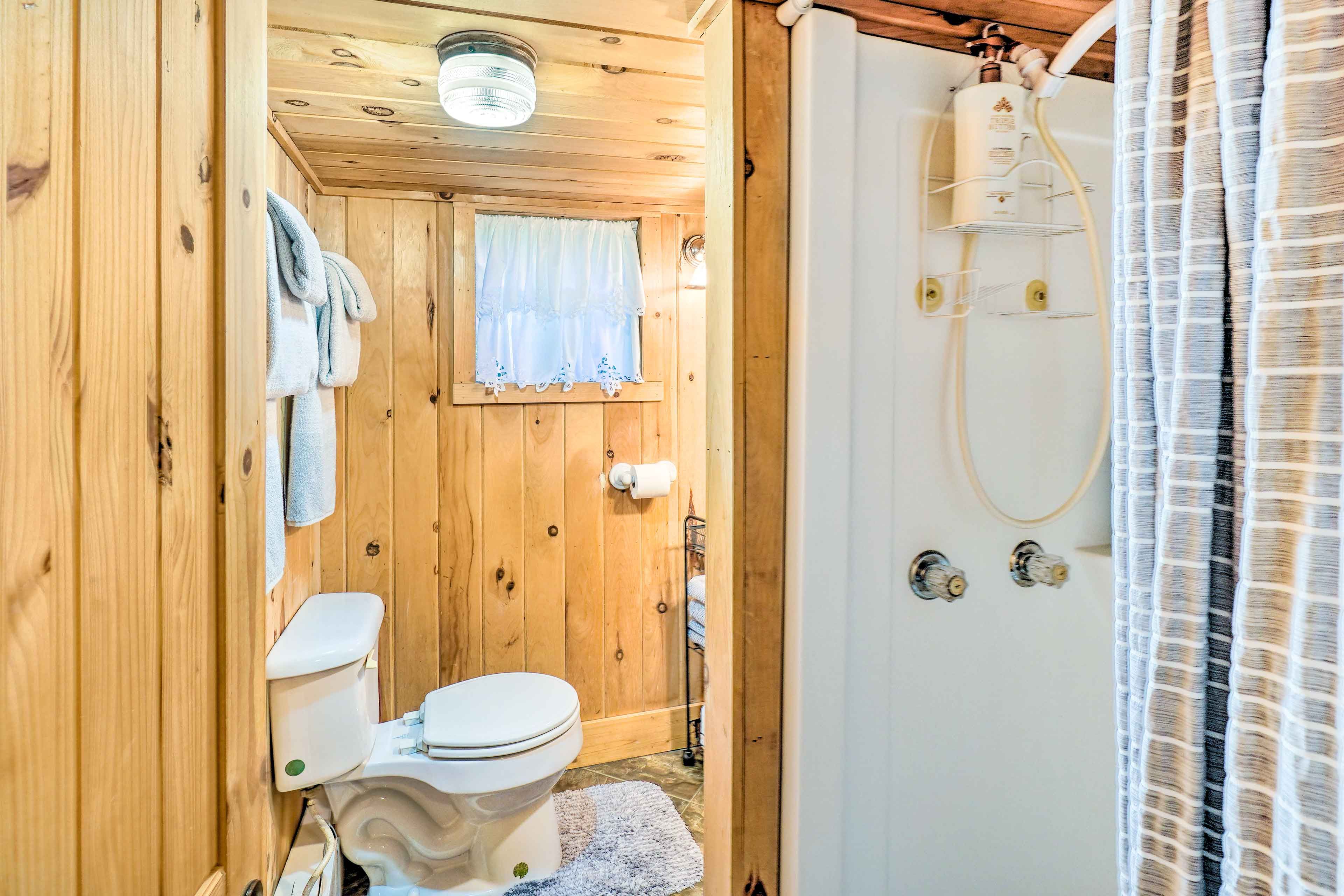 Full Bathroom | Main Level | Towels Provided | Complimentary Toiletries