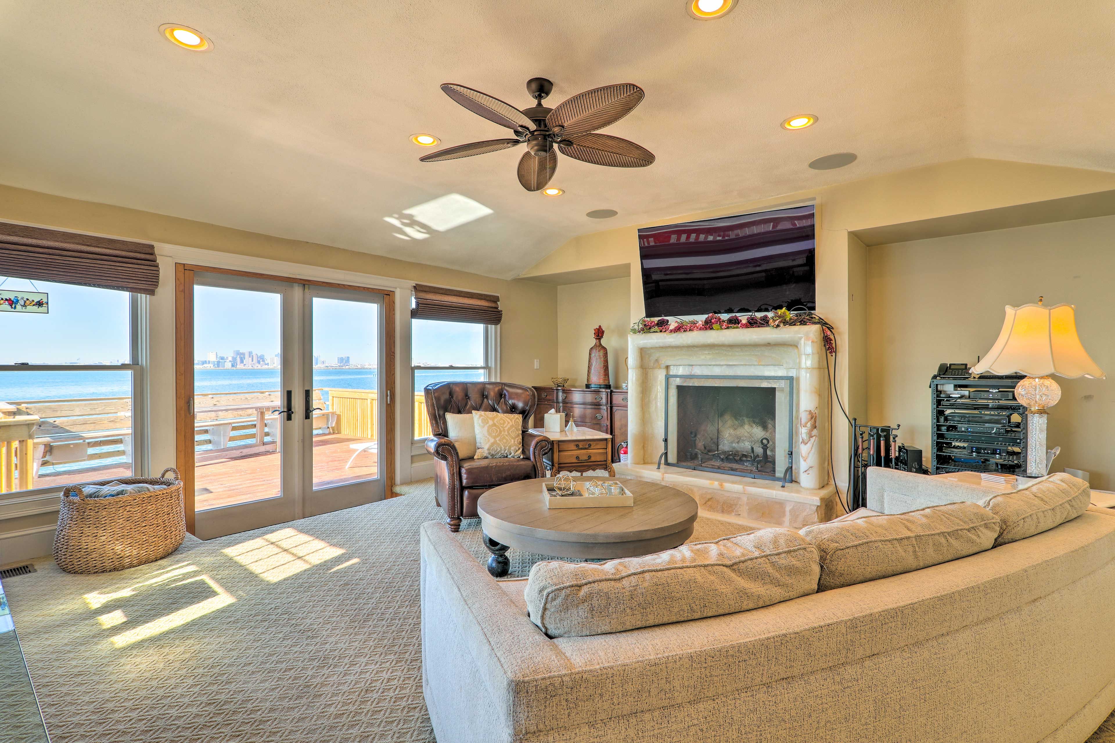 Living Room | Smart TV | Fireplace | Free WiFi | Central A/C