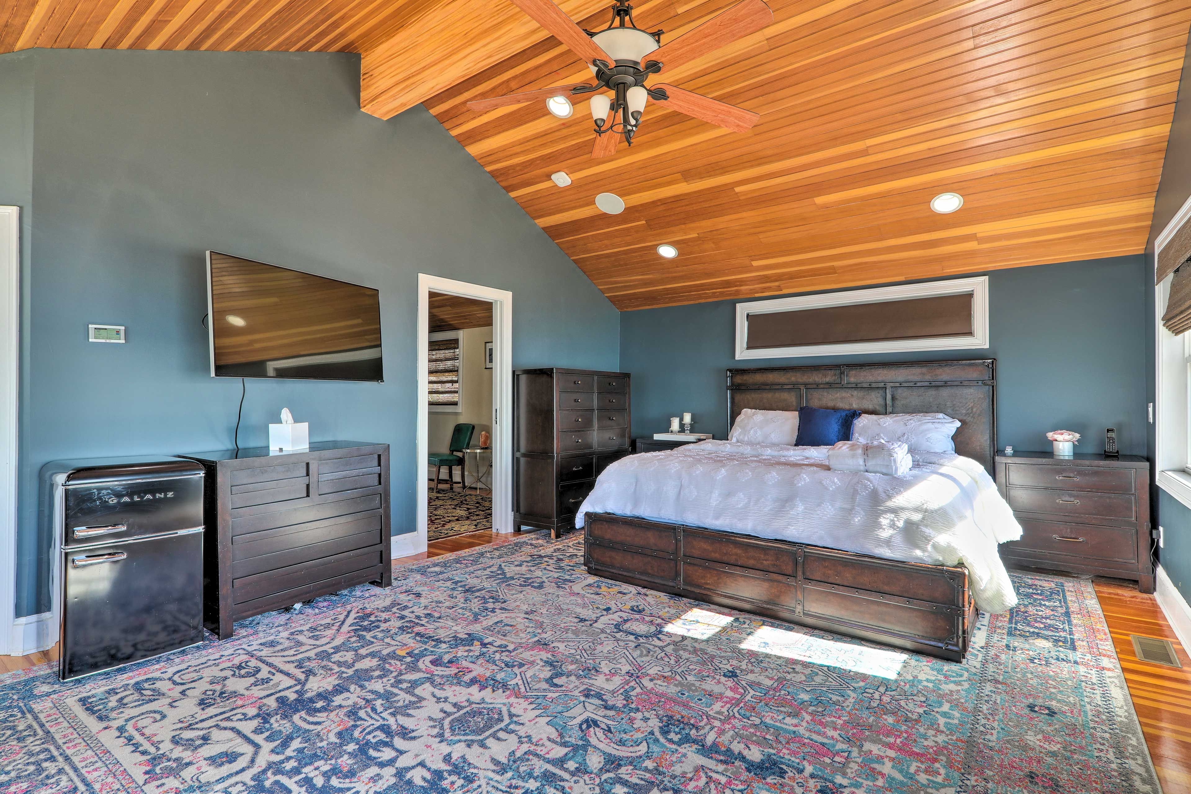 Bedroom | King Bed | Water Views