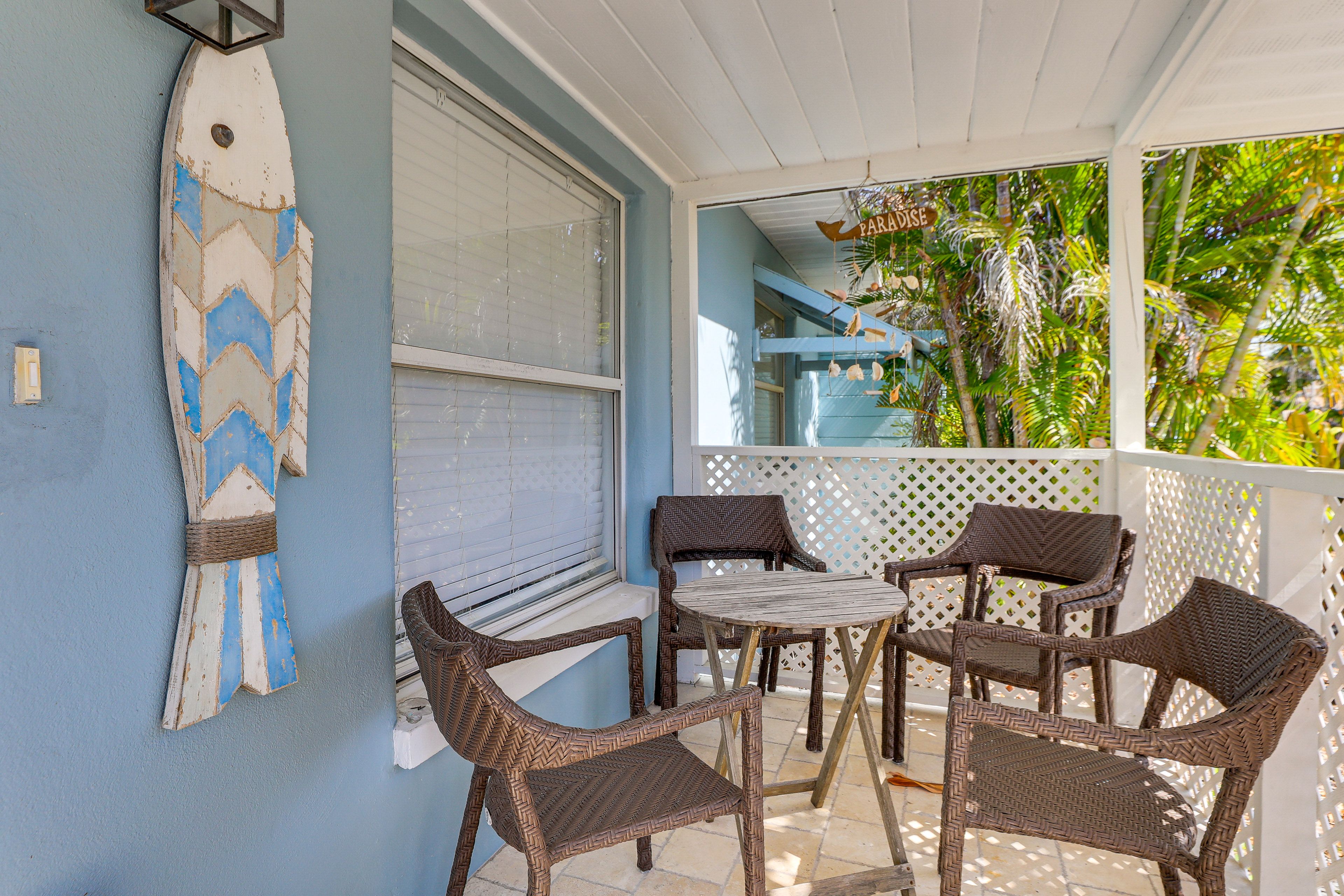 Covered Front Porch w/ Seating