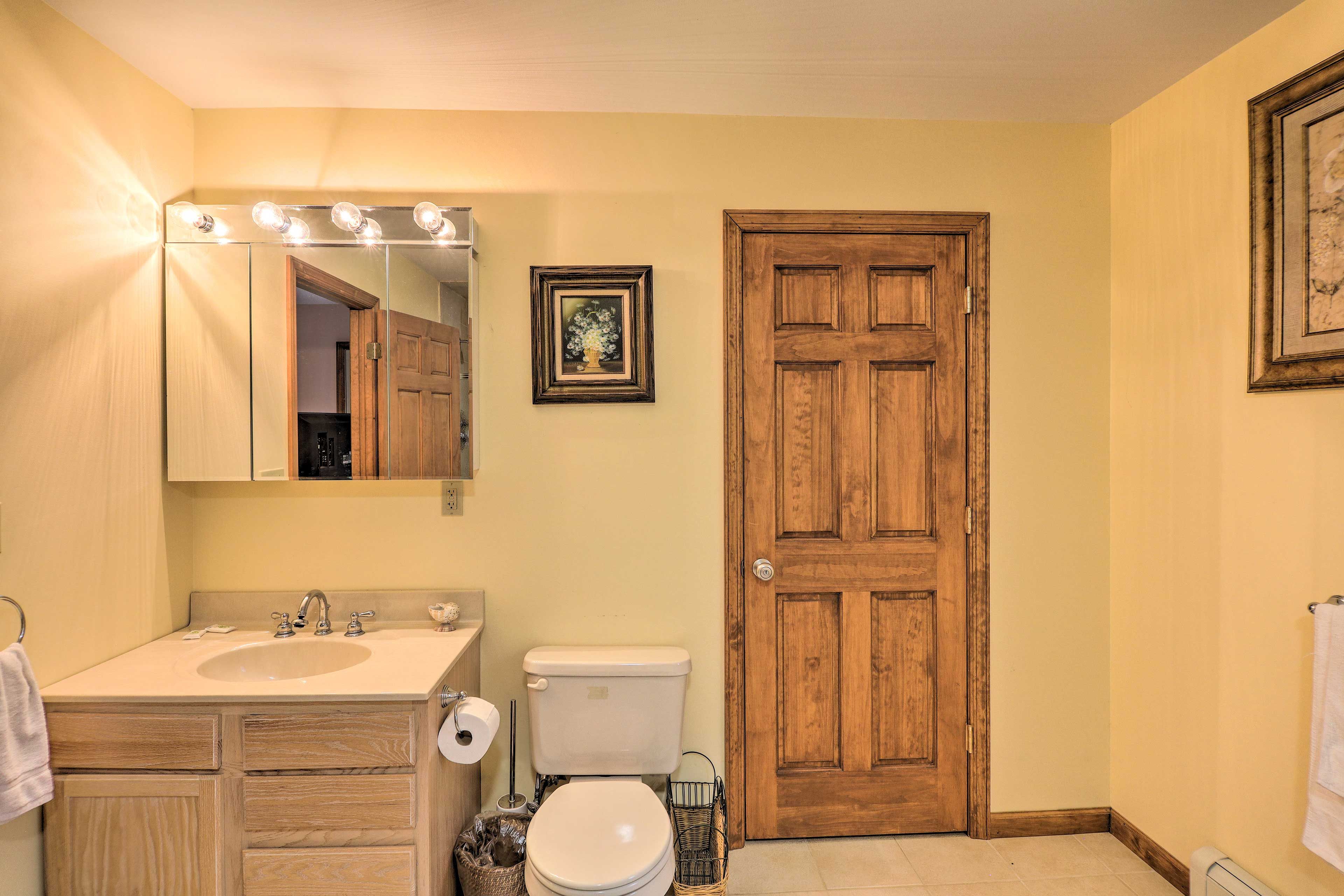 Full En-Suite Bathroom | Complimentary Toiletries | Jetted Tub