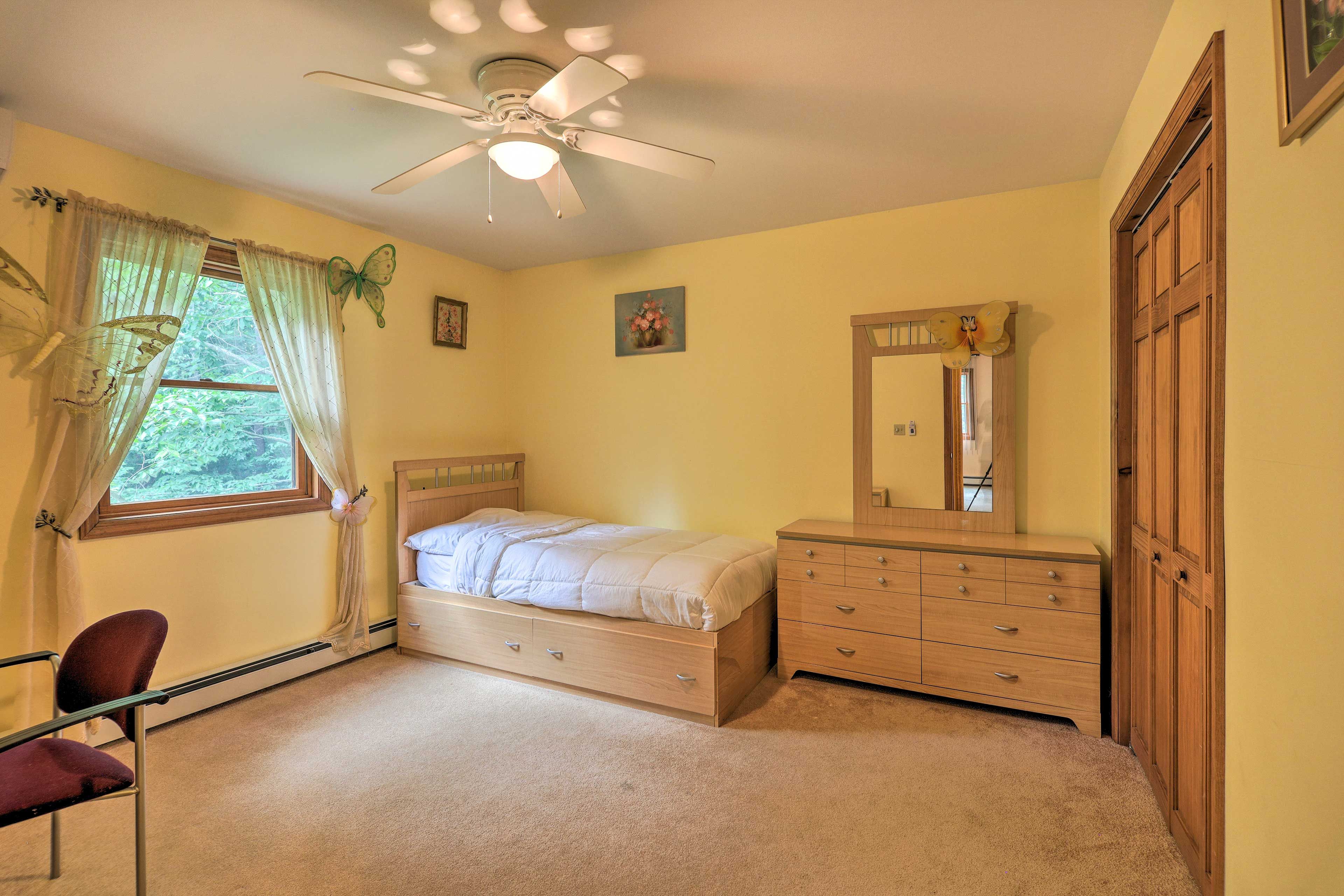 Bedroom 3 | Twin Bed | WFH Desk