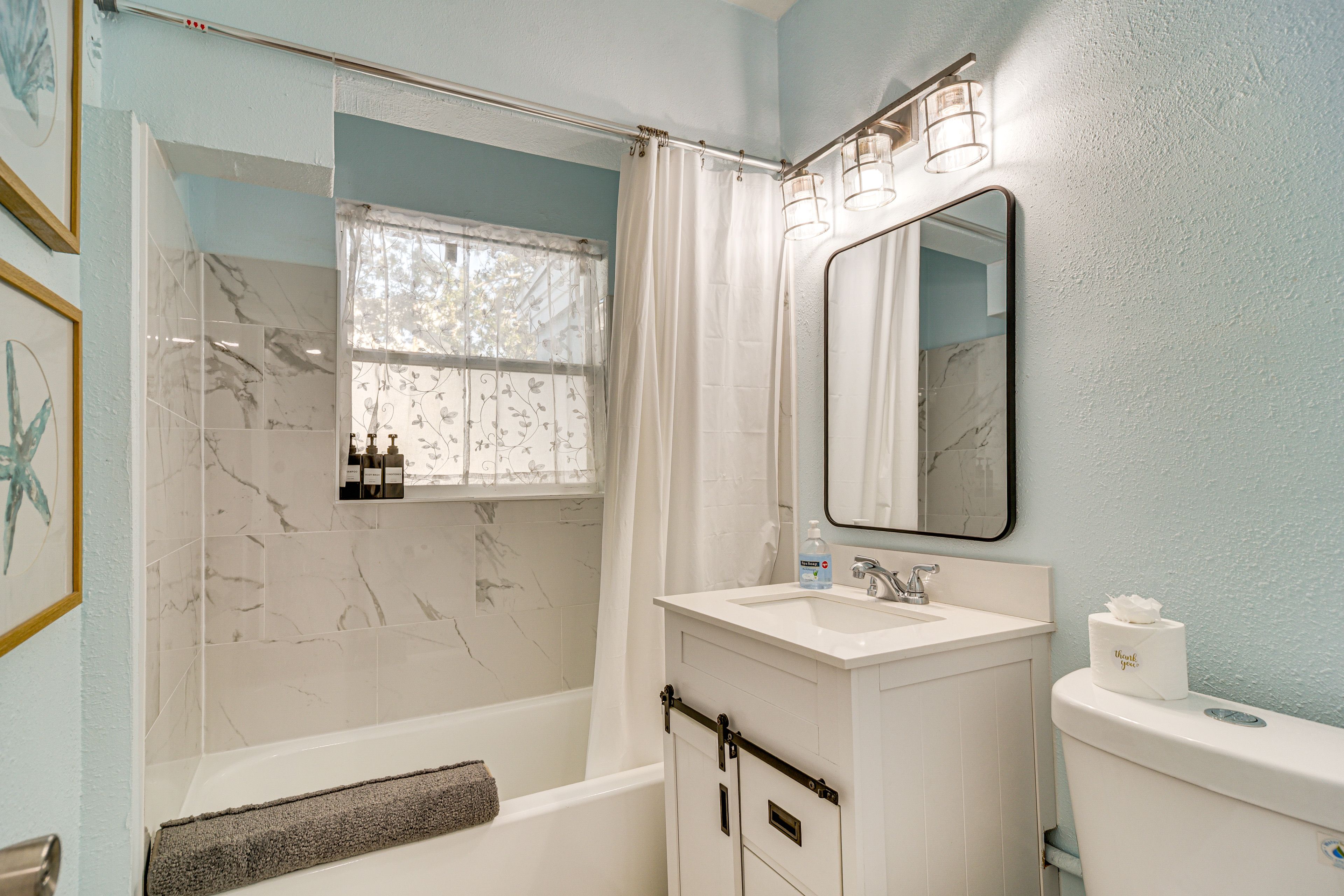 Full Bathroom | Complimentary Toiletries
