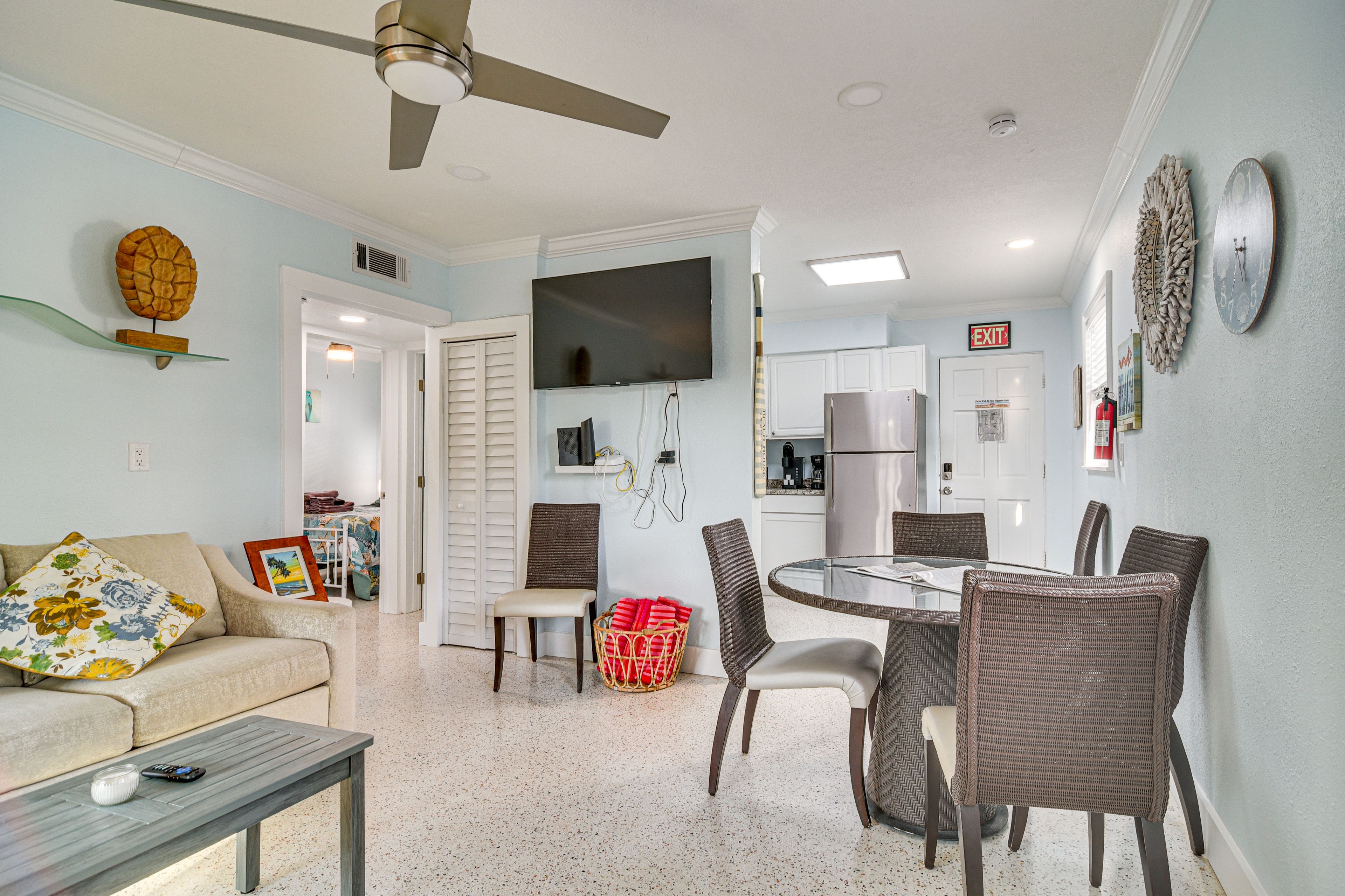 Living Room | Sleeper Sofa | Free WiFi | Smart TVs